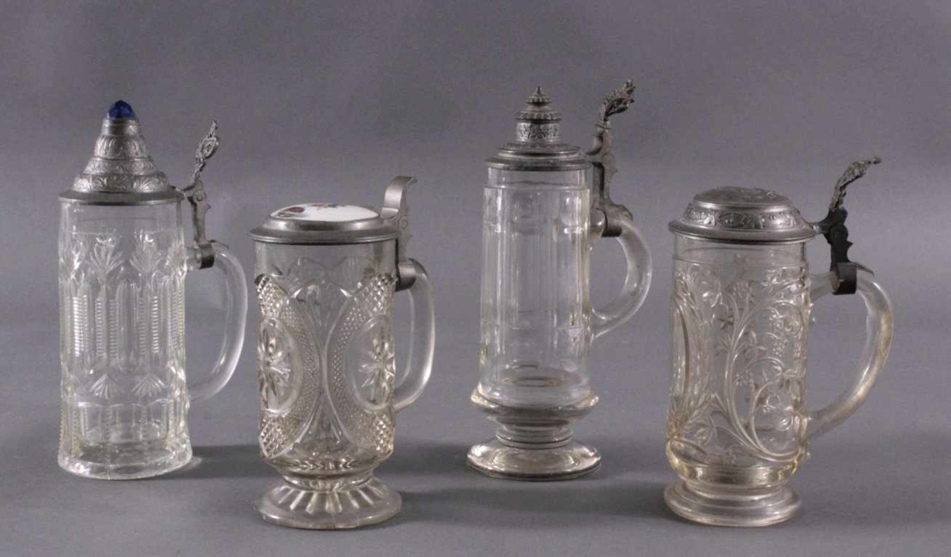 Vier Glas-Bierkrüge, 19. Jh.1x Pressglaskrug mit Zinnklappdeckel und bemaltenPorzellaneinsatz, ca.