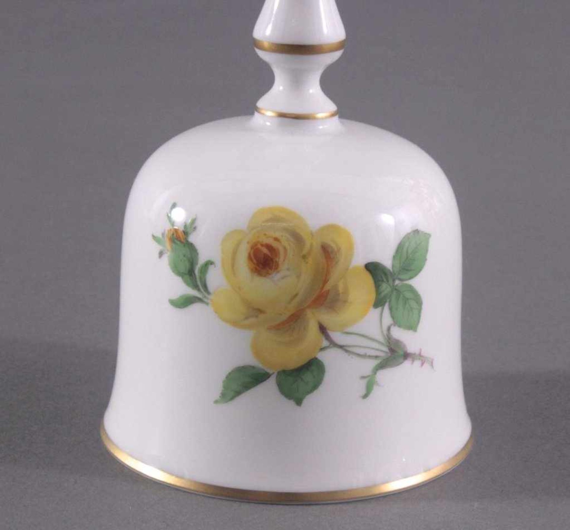 Meissen Tischglocke, I. WahlPorzellan, Dekor: Rose gelb. Balustergriff, Goldränder,Porzellanklöppel, - Image 2 of 4