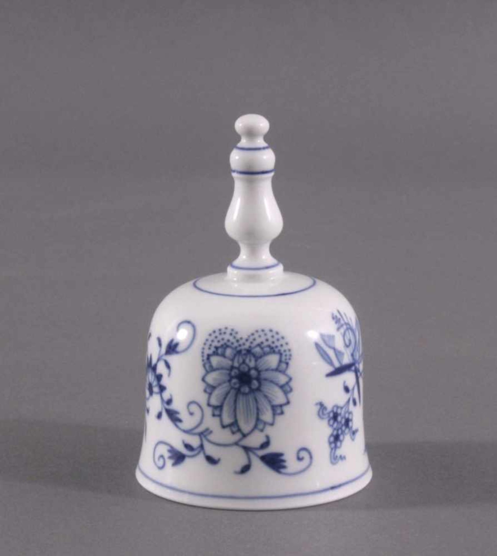 Meissen Tischglocke, I. WahlPorzellan, Zwiebelmusterdekor. Balustergriff, Glasklöppel, - Bild 2 aus 3