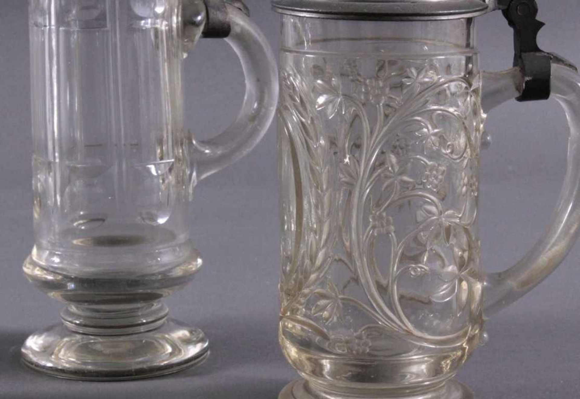 Vier Glas-Bierkrüge, 19. Jh.1x Pressglaskrug mit Zinnklappdeckel und bemaltenPorzellaneinsatz, ca. - Image 3 of 5