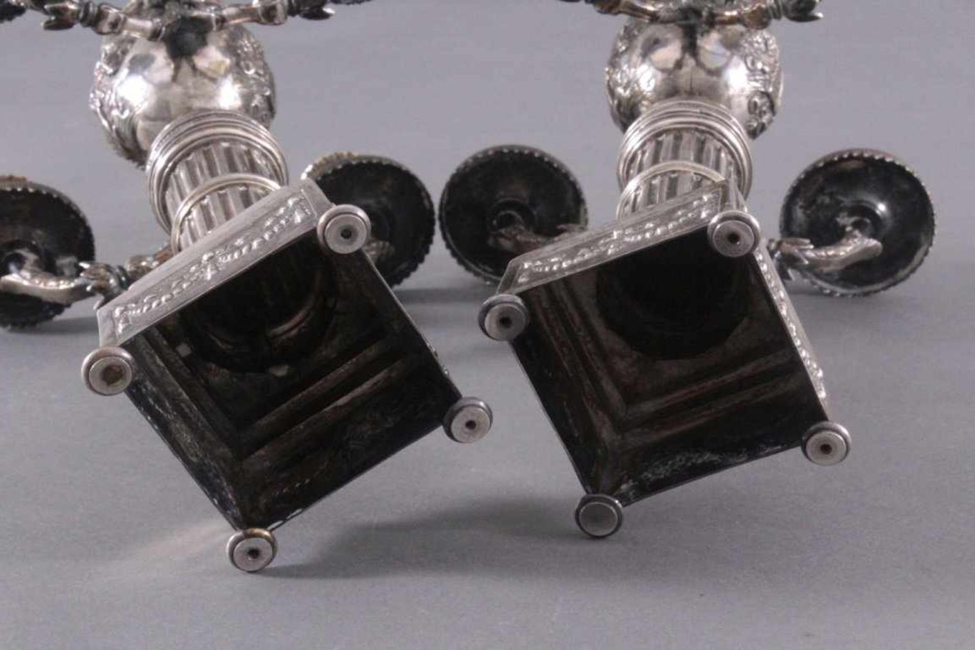 Paar silberne Empire KerzenleuchterUm 1800, auf viereckigen Sockel, getragen von vier rundenFüßen. - Image 7 of 8