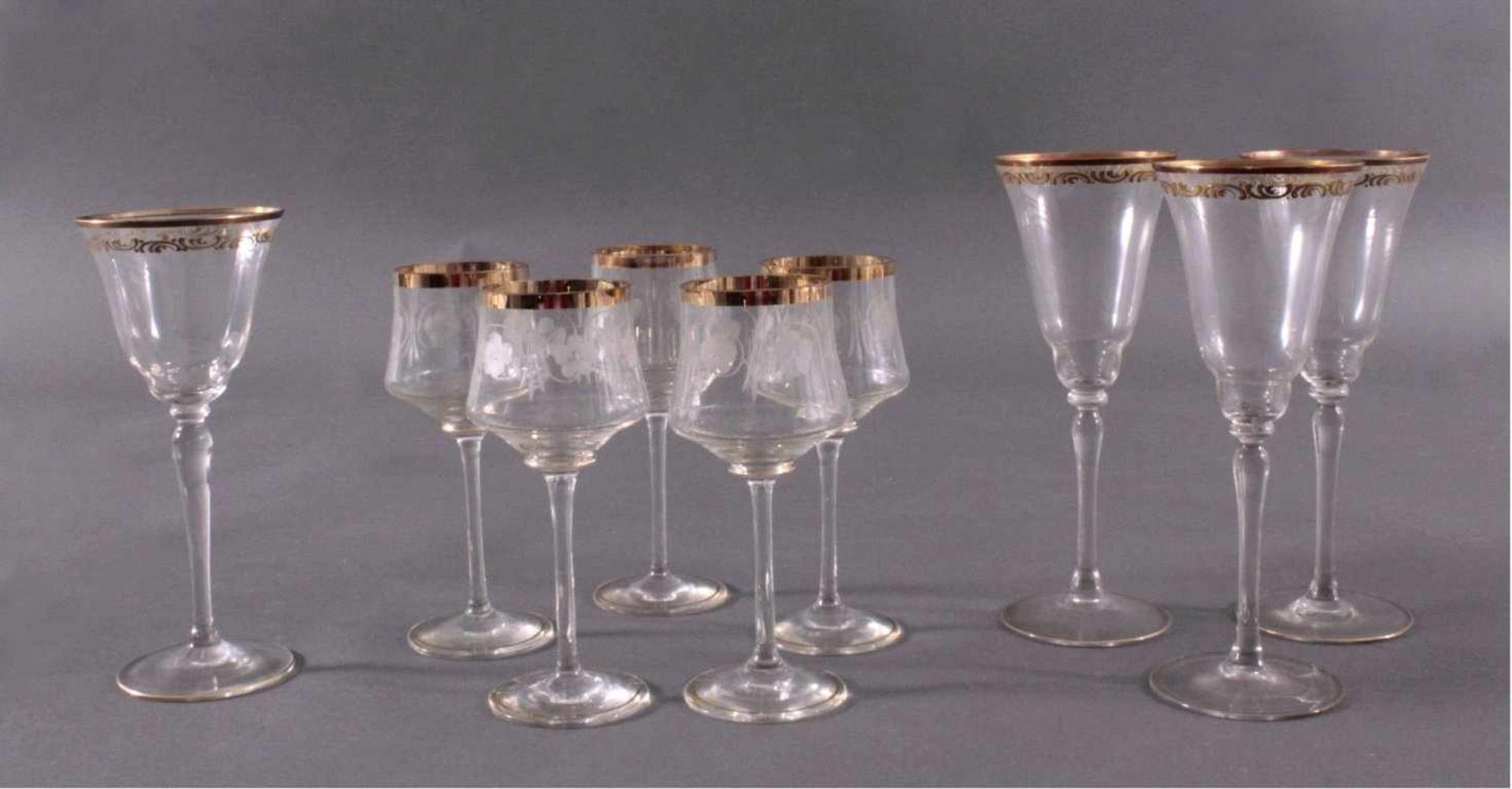 9 Trinkgläser um 1900Farbloses Glas. Fünf Gläser mit bauchiger Kuppa, Wandungenmit satinierten