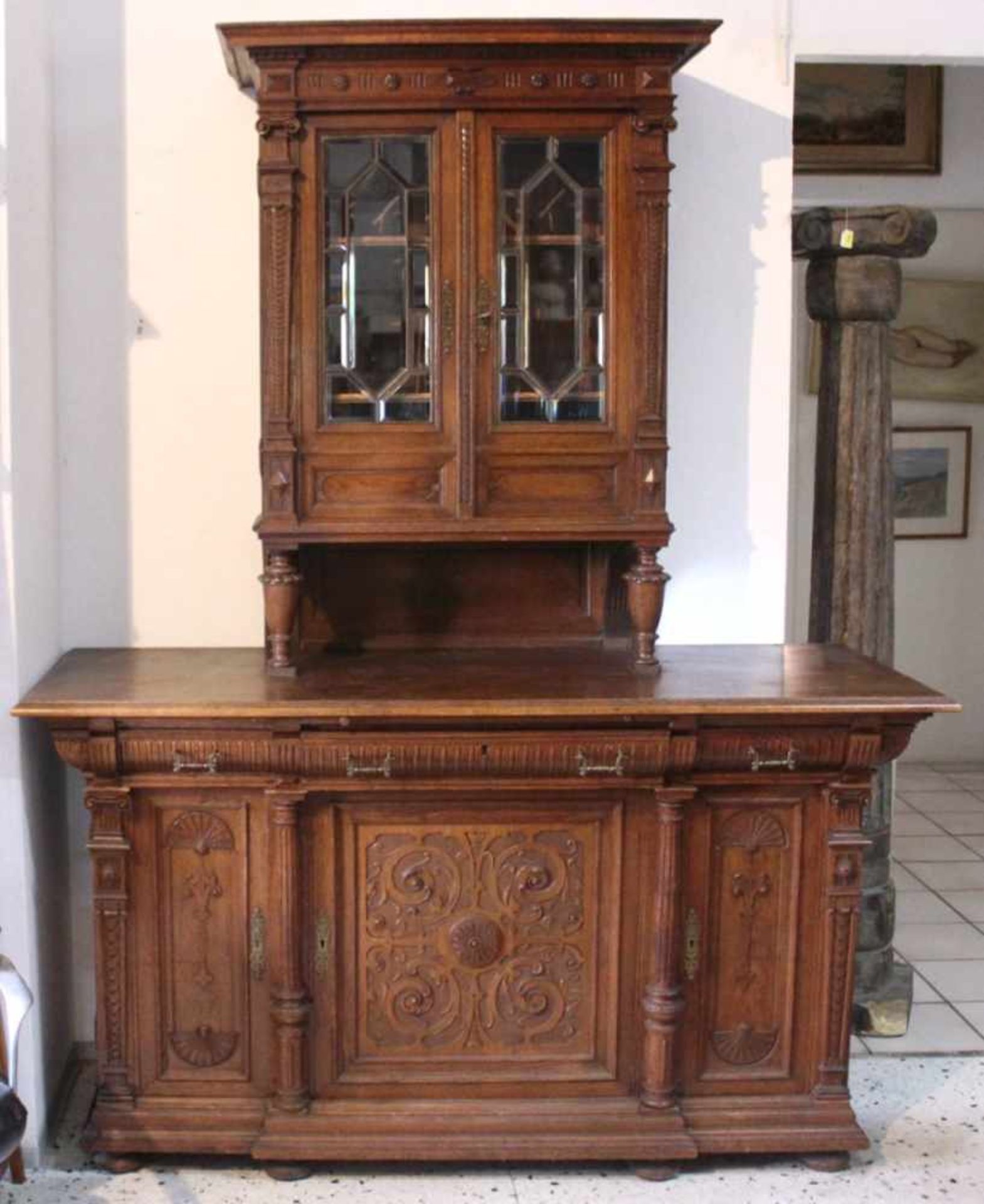 Gründerzeit-Buffet um 1890Eiche, dunkel gebeizt, 2-teilig, Oberteil mit facettiertenGlasscheiben,