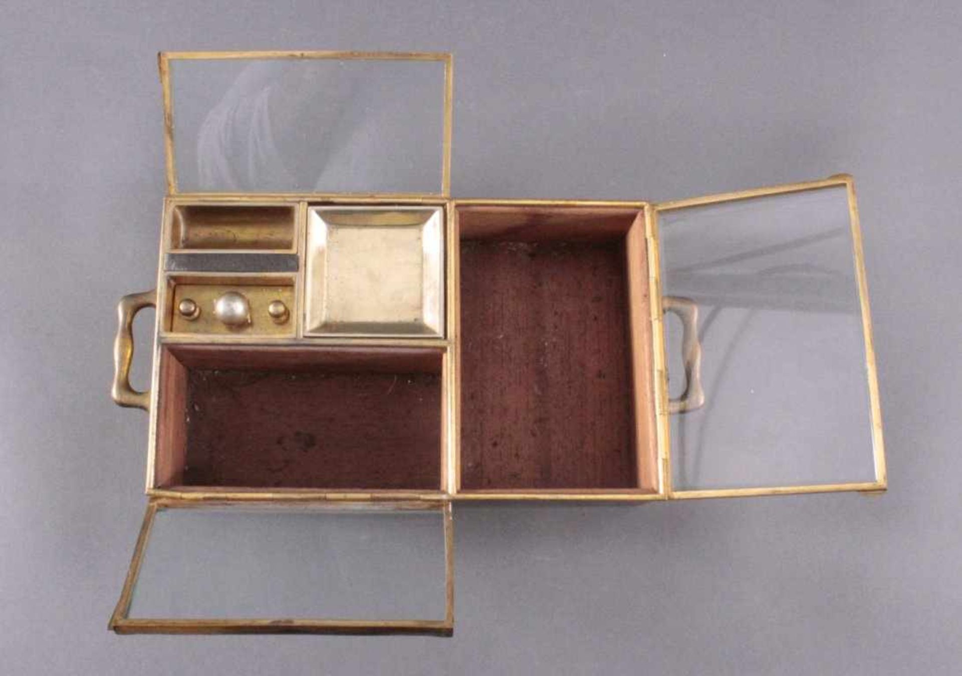 Humidor um 1900Rechteckiger Messingskasten mit seitlichen Handhaben, innenmit Zedernholz - Image 2 of 4
