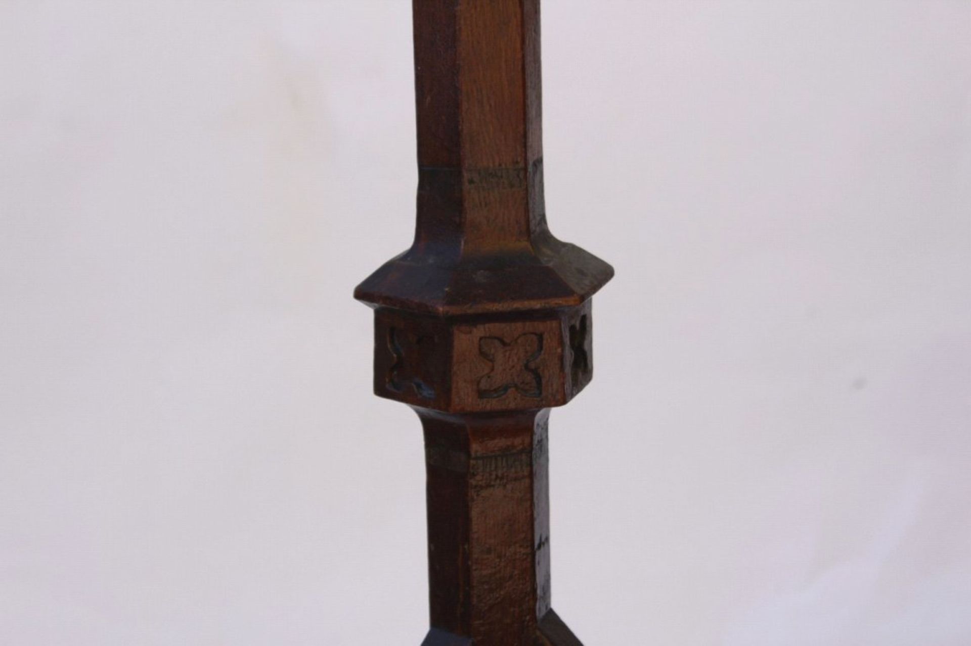 Blumen/Kerzensäule im gotischen Stil, 19. Jh.Holz geschnitzt, 2-teilig, ein seitlicher Zapfen - Image 3 of 5