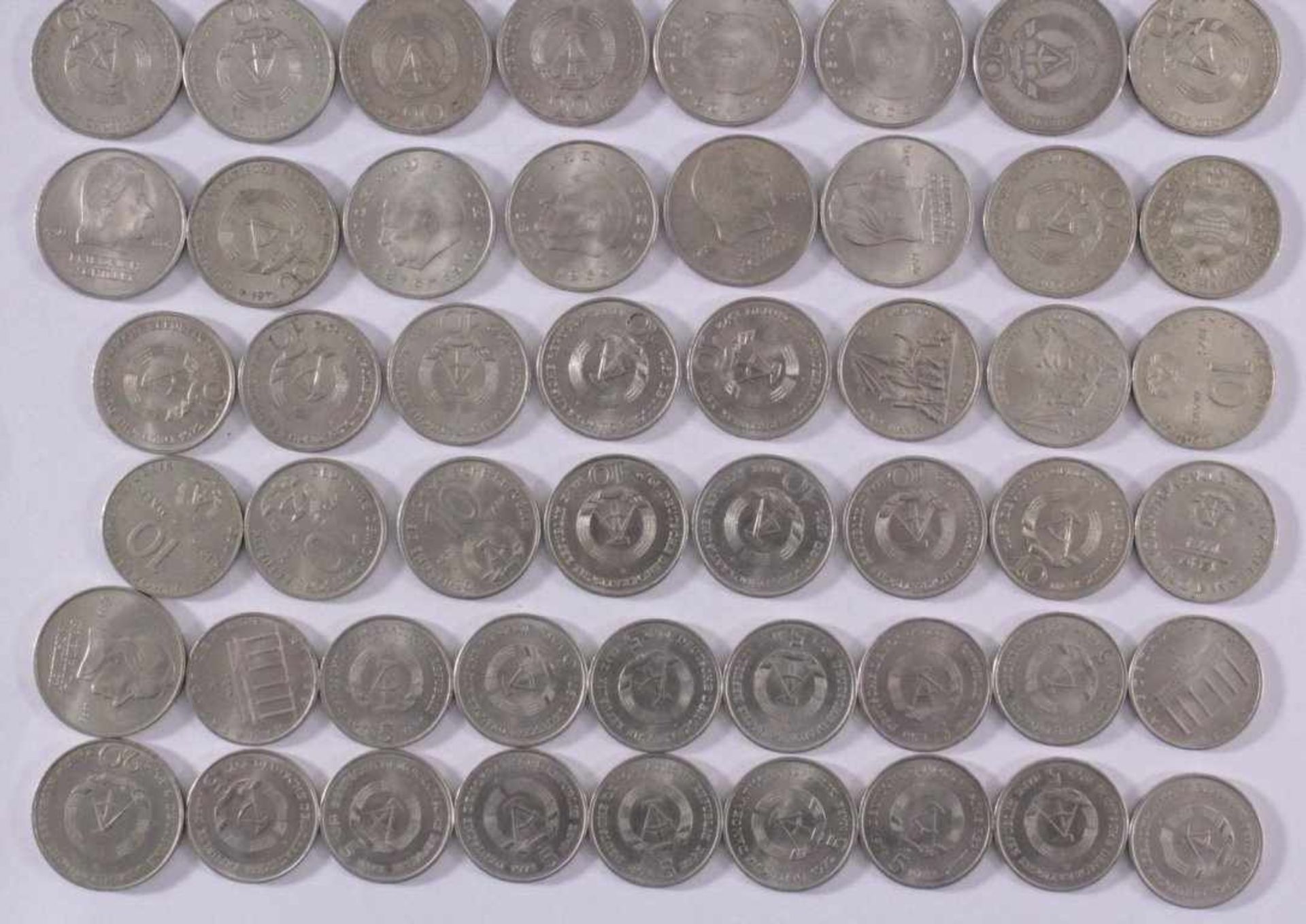 Münzen der DDRkleine Sammlung 5 Mark, 10 Mark und 20 Mark Münzen der DDR.zwei 10 Mark Scheine.15x - Image 3 of 3