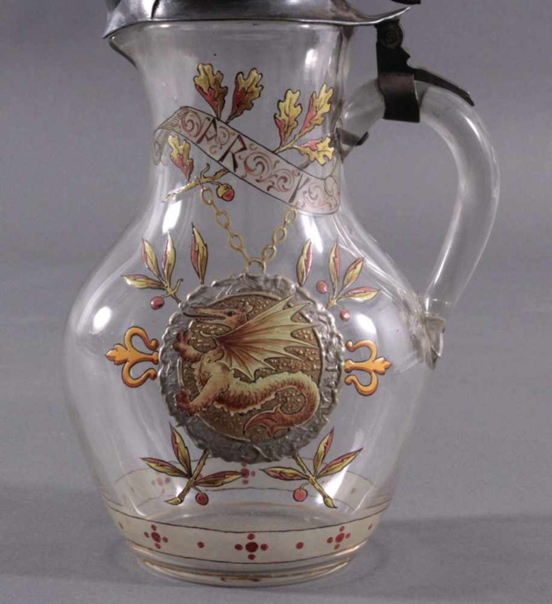 Historismus Glaskanne um 1900Farbloses Glas, polychrome Emailmalerei mit Drachen,ausgekugeltem - Image 5 of 9