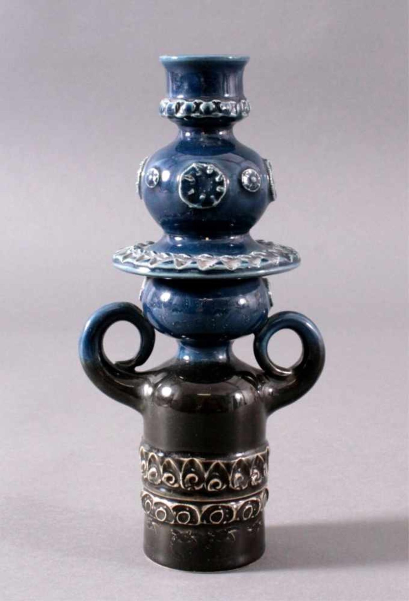 Rosenthal - Kerzenleuchter, Entwürf Björn WijnbladKeramik, Prägemarke, reliefierte Ornamente, - Bild 2 aus 3