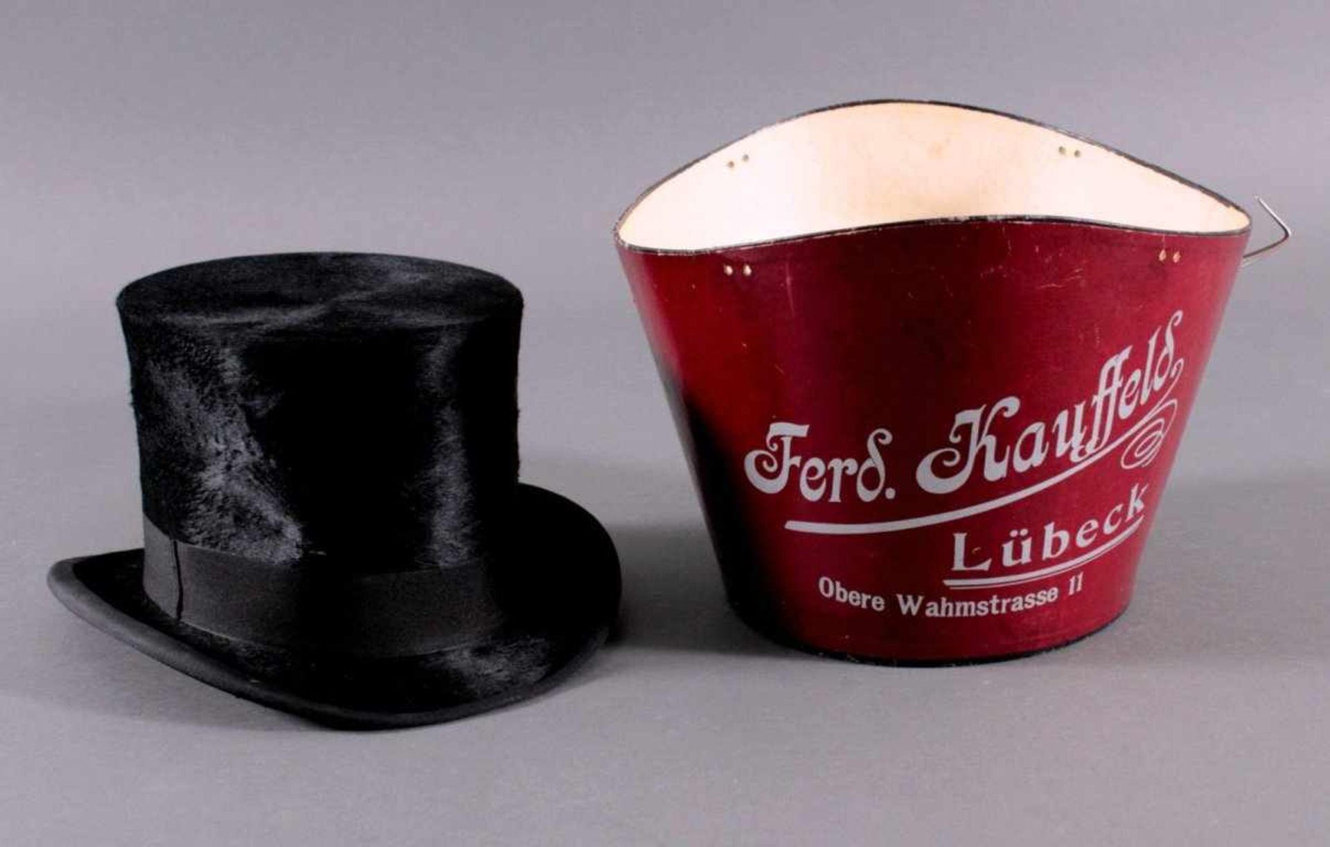 Zylinder um 1900 in HutschachtelZylinder und Hutschachtel mit Verkäuferbezeichnung Ferd.Kauffeld