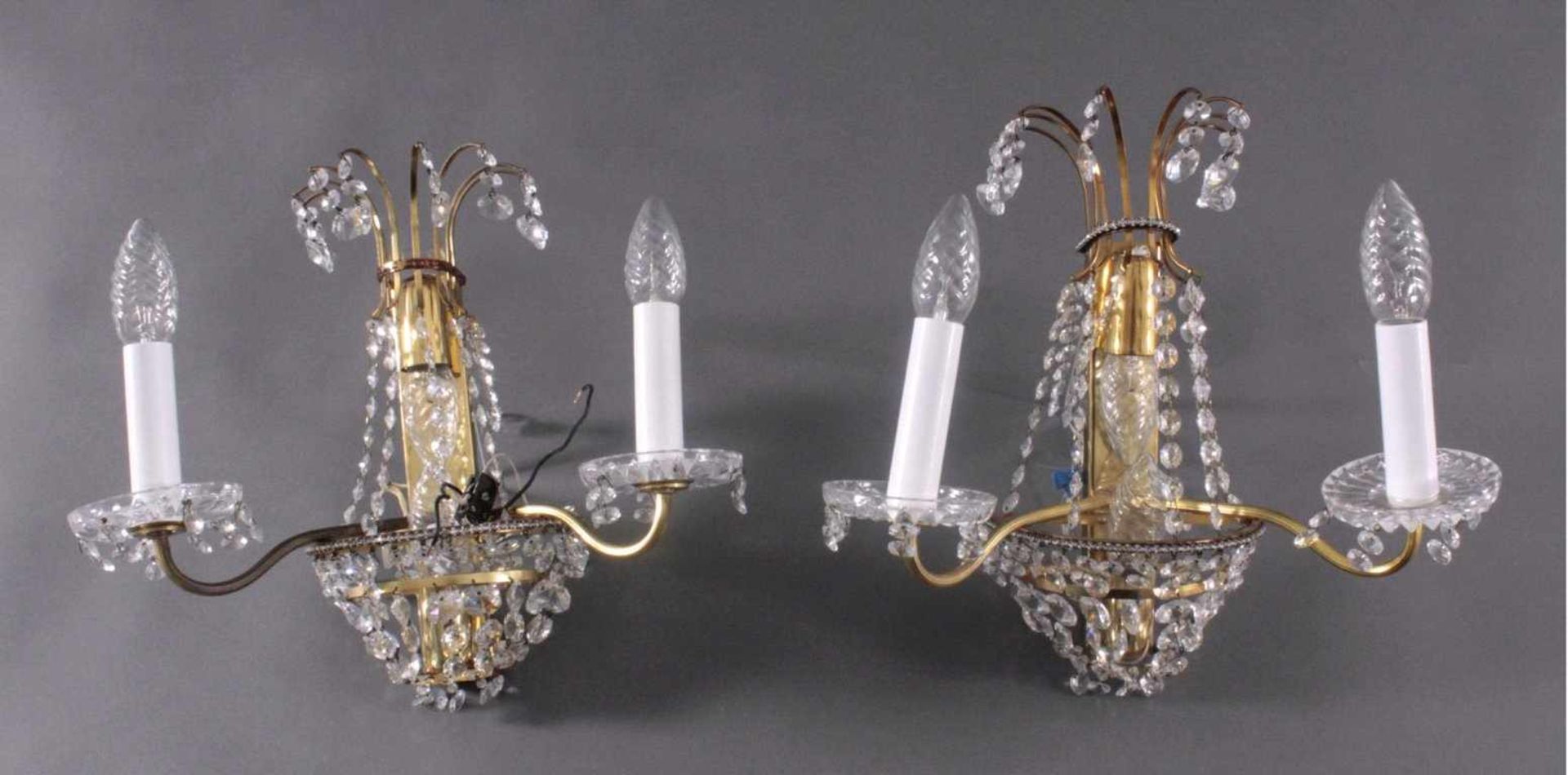 Paar WandlampenMessing mit Kristallbehang, 4-flammig, ca. H-32 x 38 cm.Fehlteile, Funktion nicht