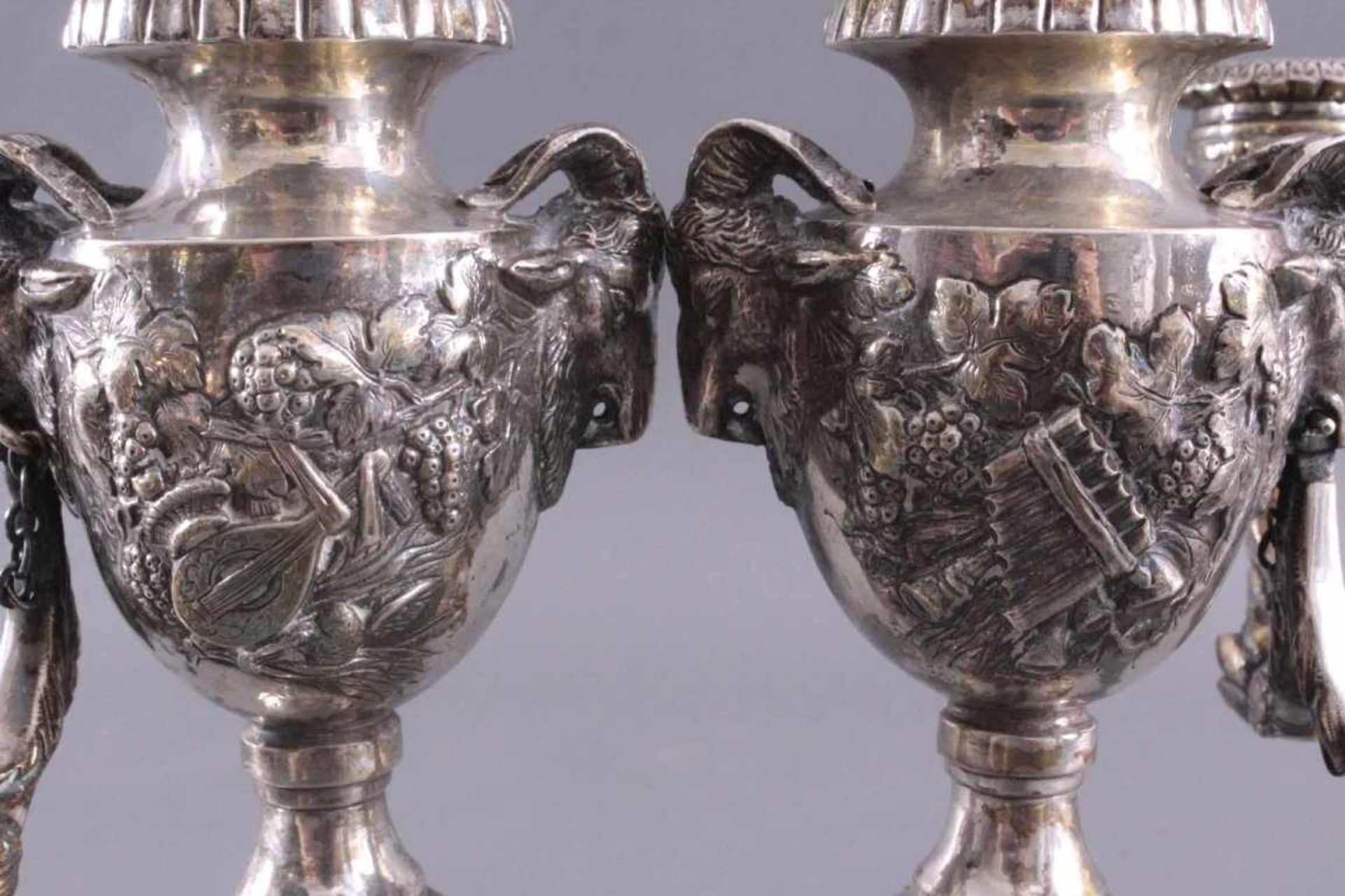 Paar silberne Empire KerzenleuchterUm 1800, auf viereckigen Sockel, getragen von vier rundenFüßen. - Image 5 of 8
