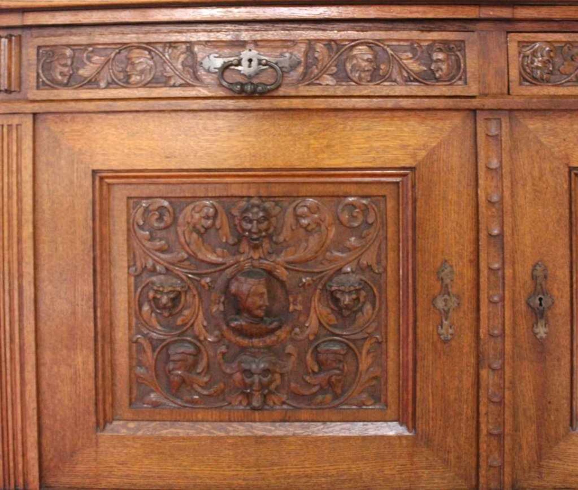 Gründerzeit-Buffet um 1890Eiche, dunkel gebeizt, 2-teilig, verziert mit plastischgeschnitzten - Bild 5 aus 5