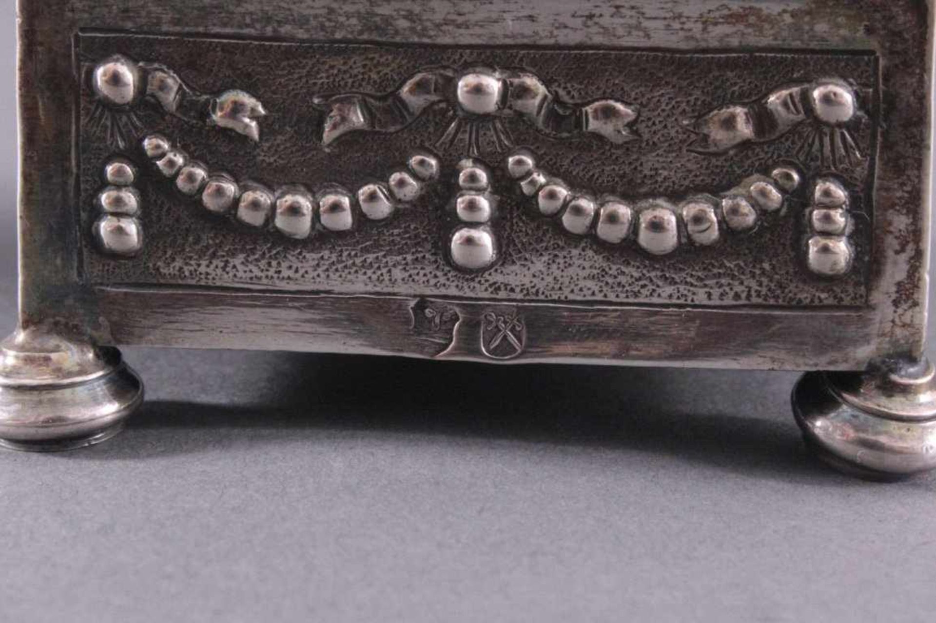 Paar silberne Empire KerzenleuchterUm 1800, auf viereckigen Sockel, getragen von vier rundenFüßen. - Image 8 of 8
