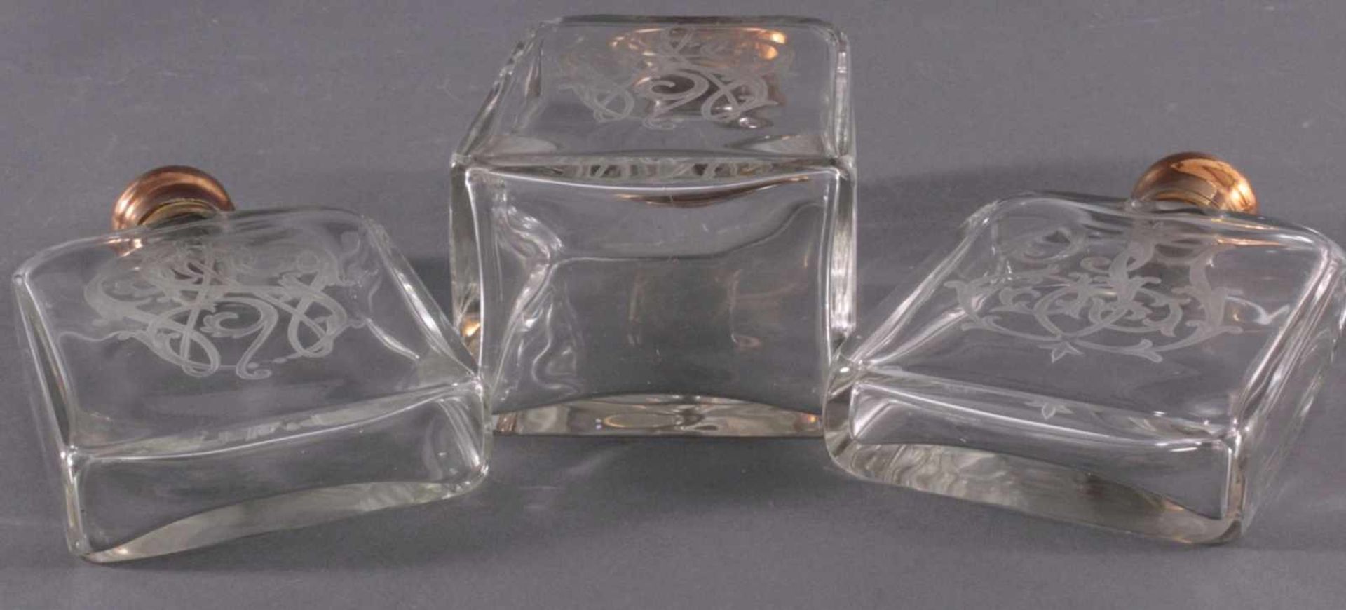 3 Vorratsgefäße aus Glas um 1900Unterschiedliche Größen, Klarglas, auf der Schauseiteverziert mit - Image 3 of 3