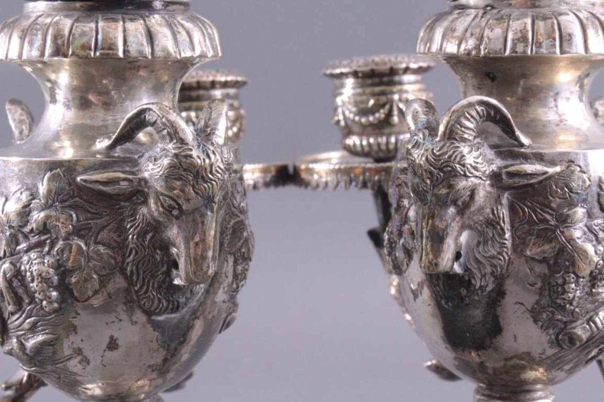 Paar silberne Empire KerzenleuchterUm 1800, auf viereckigen Sockel, getragen von vier rundenFüßen. - Image 4 of 8