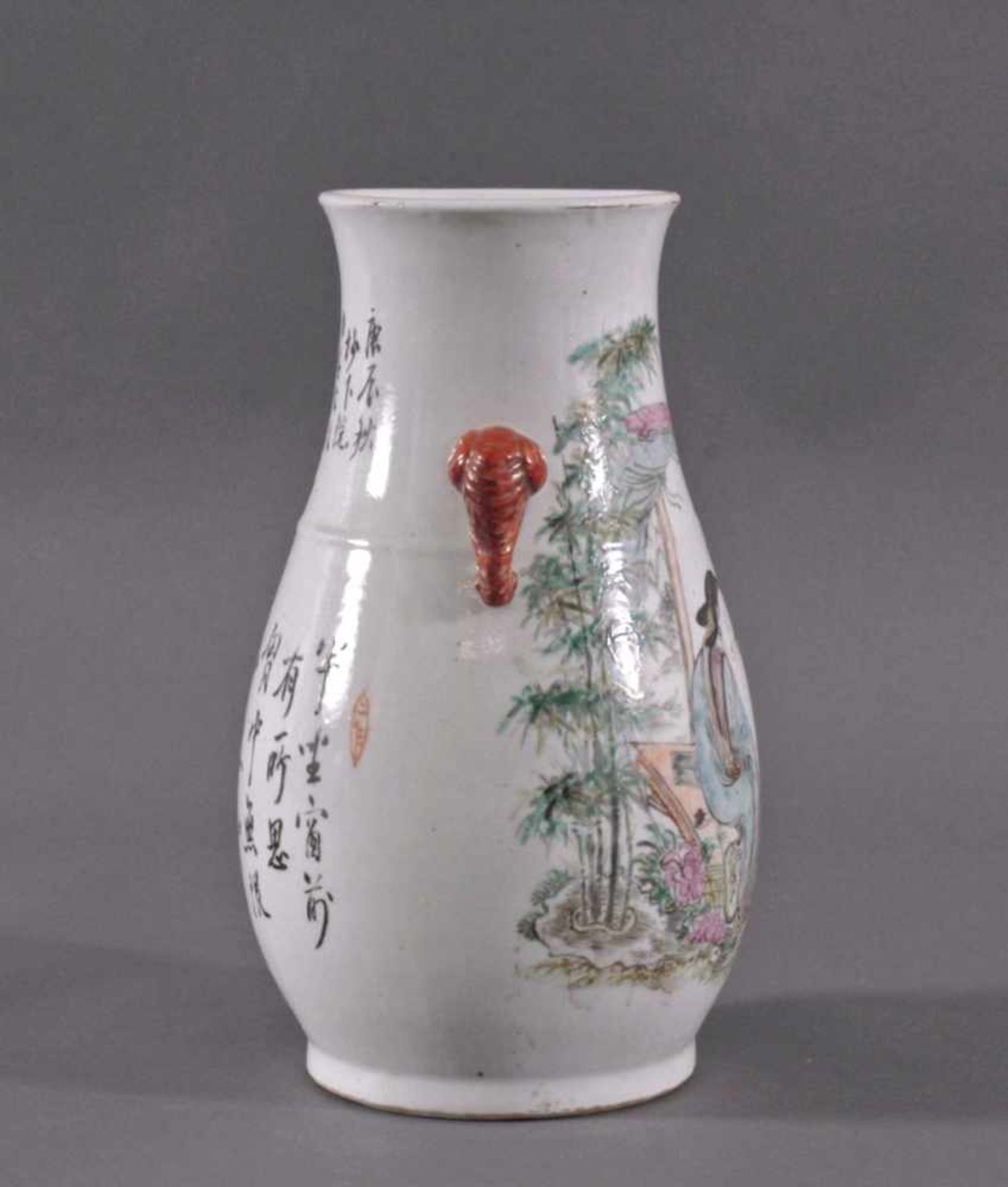 Vase in Hu-Form mit ElefantenköpfenPorzellan, birnförmiger Korpus mit idylischer - Bild 4 aus 7