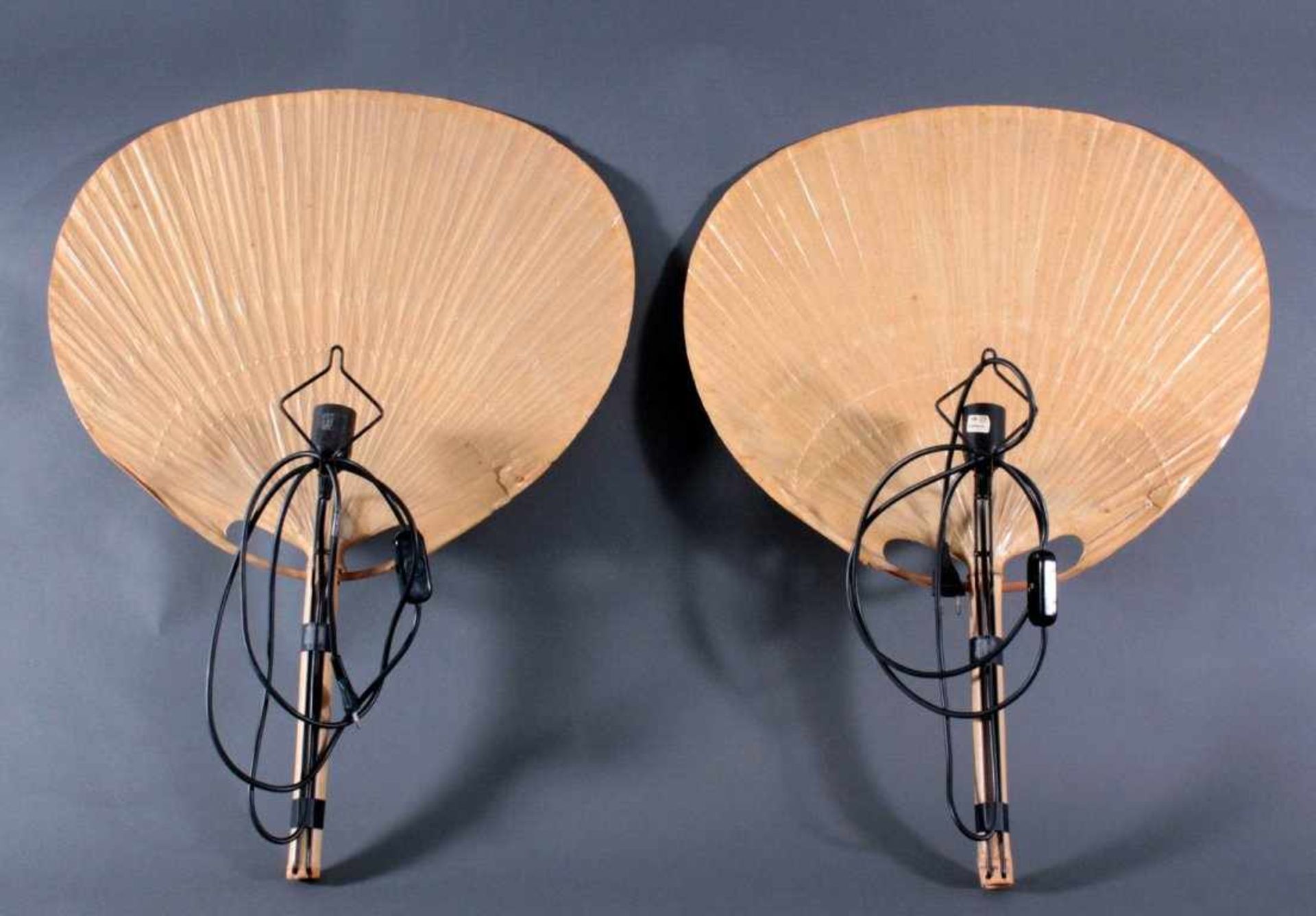 Ingo Maurer, Paar Wandlampen "Uchiwa III", ca. 1973Design: Ingo Maurer (geb. 1932).Lampenschirm in - Image 2 of 9
