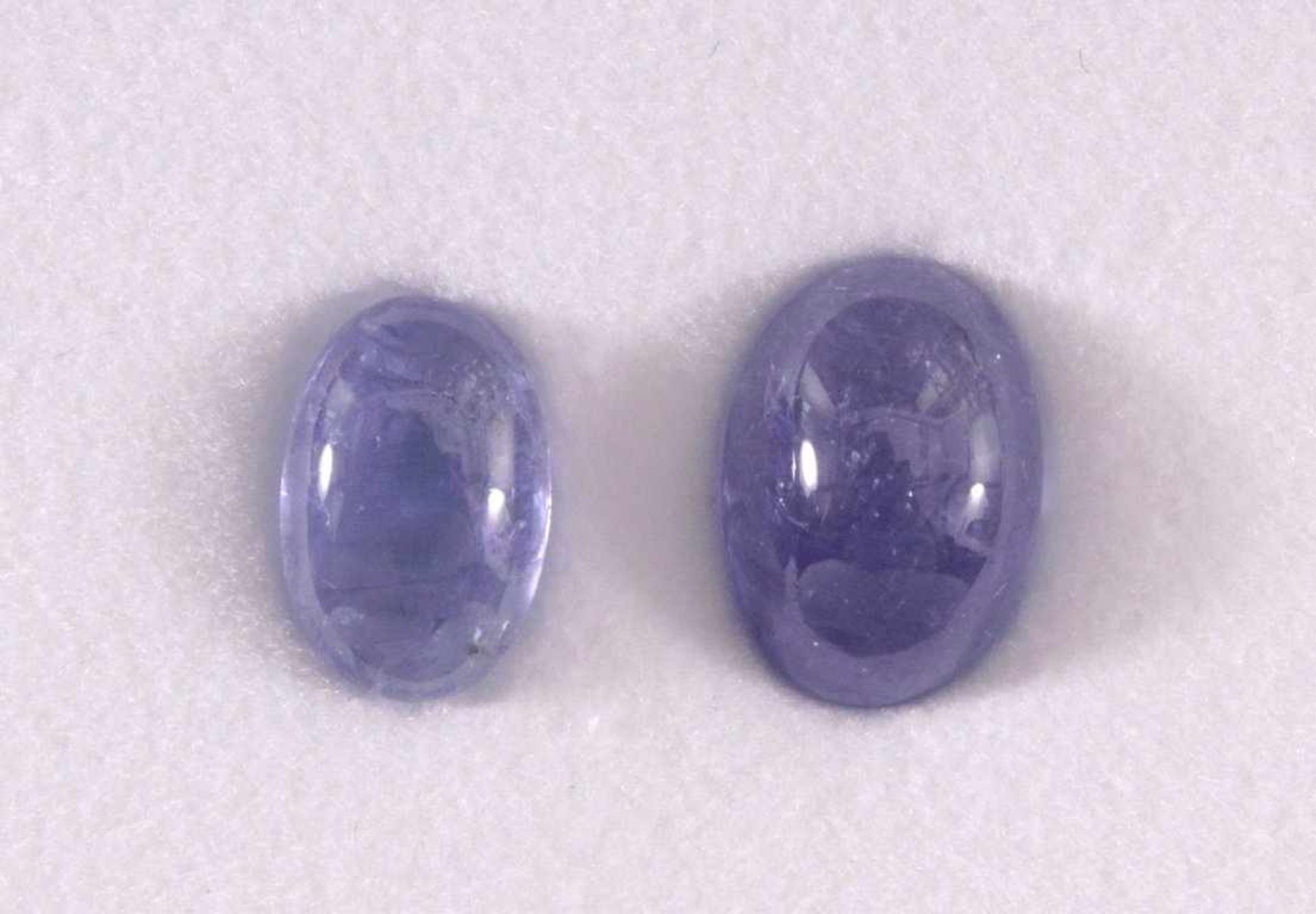 Tanzanit Cabochon, 2 StückAus Tanzania, erhitz, ca. 5,09 und 2,94 Karat