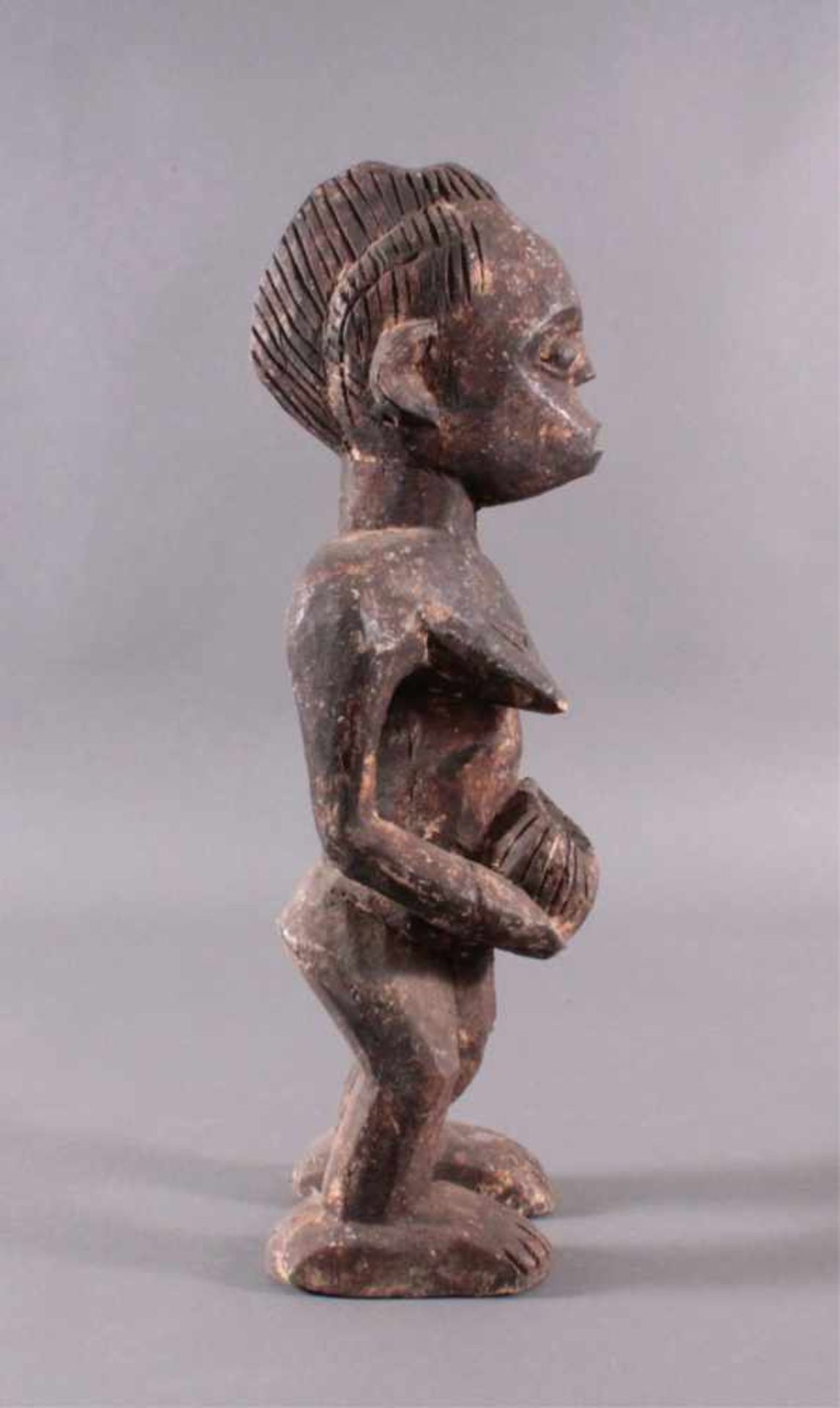 Afrikanische Skulptur mit Kalebasse, 1. Hälfte 20. Jh.,Südafrika, dunkle Patina, Frau eine Kalebasse - Bild 3 aus 4