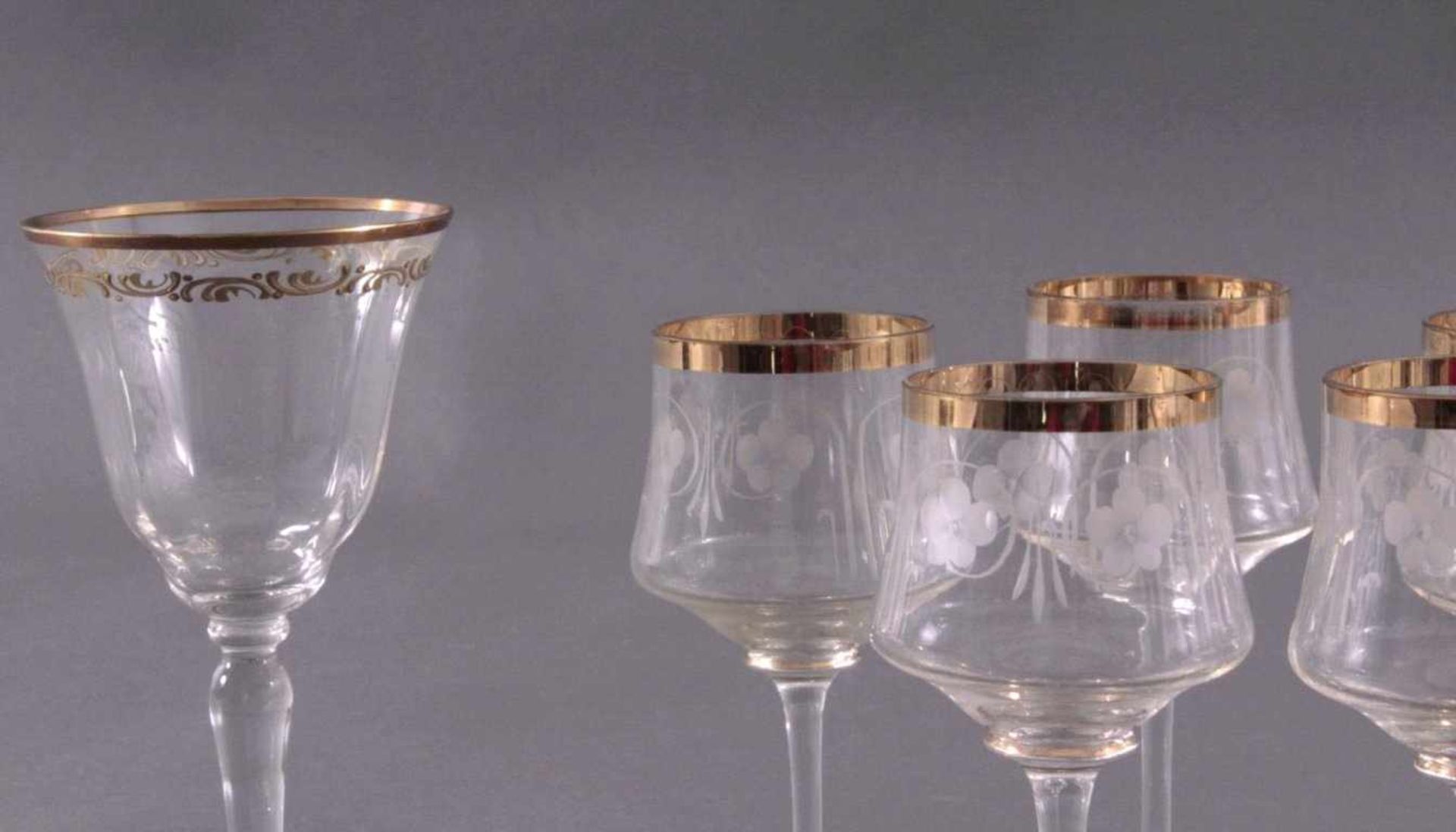 9 Trinkgläser um 1900Farbloses Glas. Fünf Gläser mit bauchiger Kuppa, Wandungenmit satinierten - Image 2 of 5