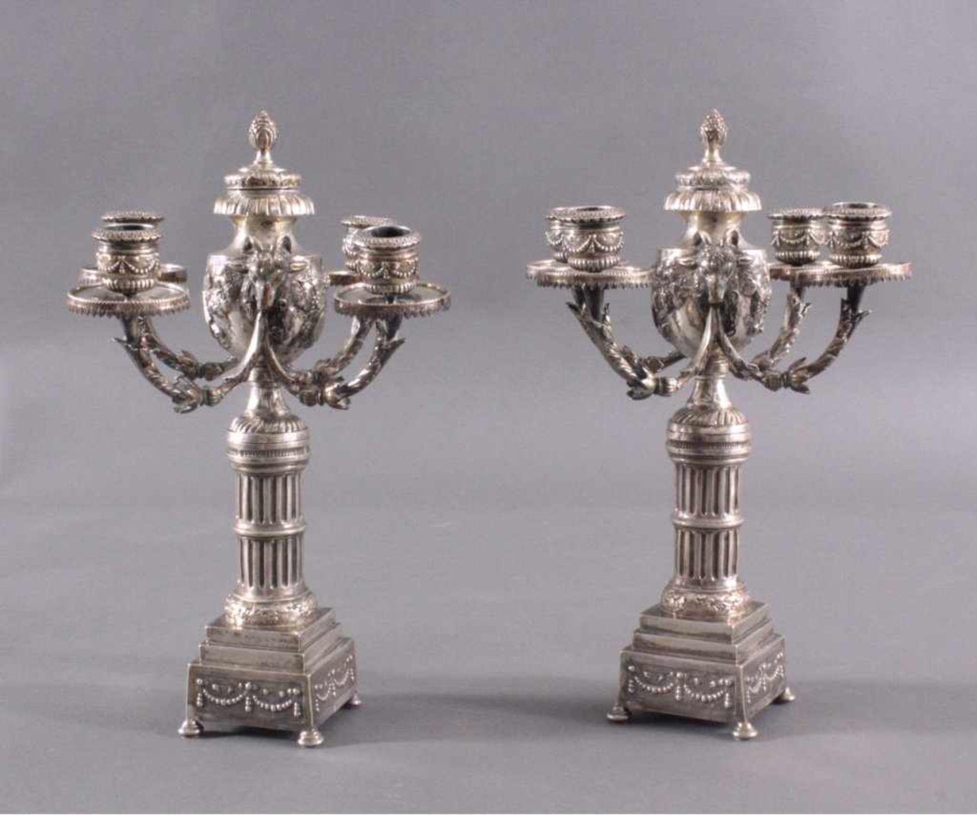 Paar silberne Empire KerzenleuchterUm 1800, auf viereckigen Sockel, getragen von vier rundenFüßen. - Image 2 of 8