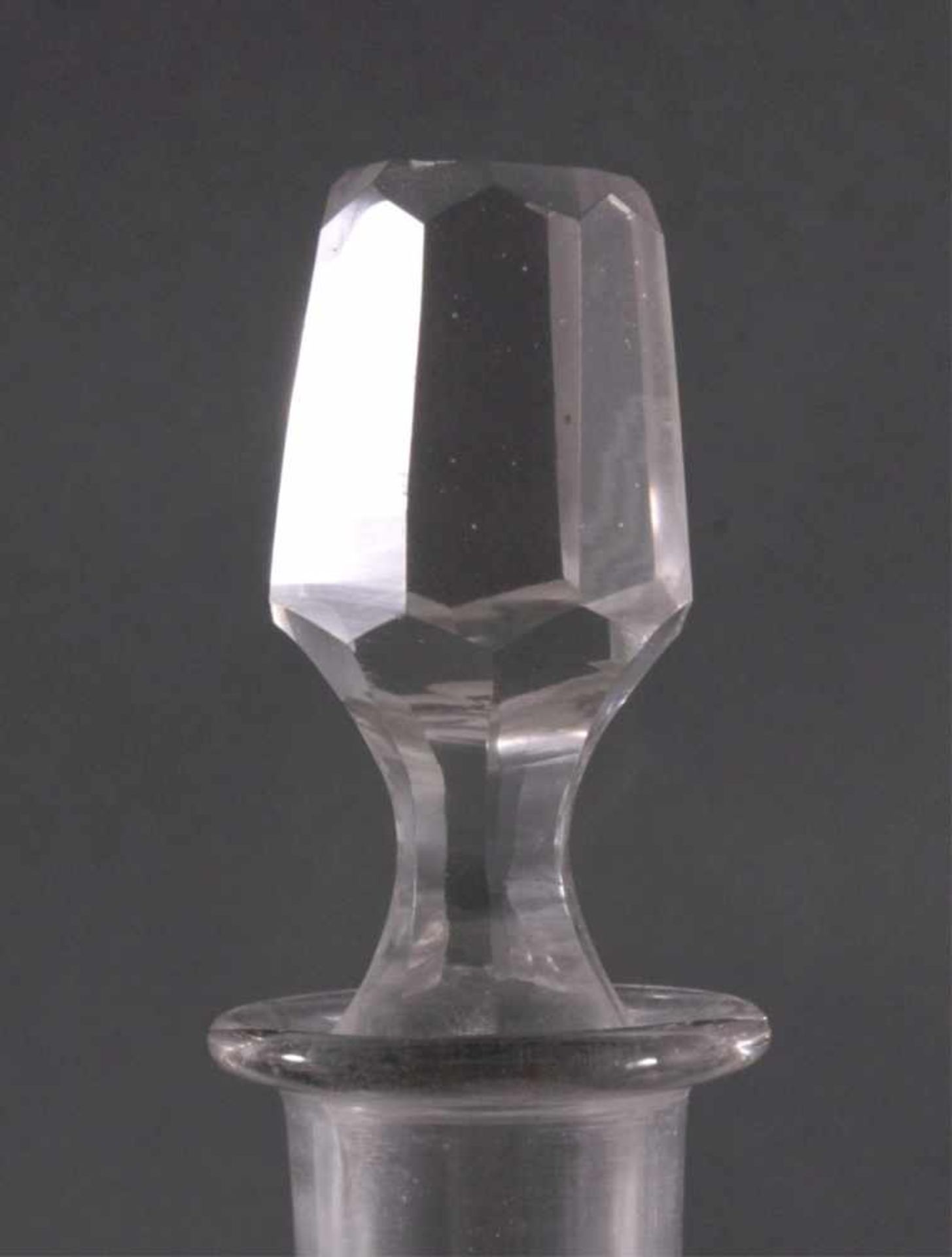 Hohe Kristall KaraffeFarblosesglas, Korpus mit facettierter Wandung und Stopfen.Stopfen, minimal - Image 2 of 4