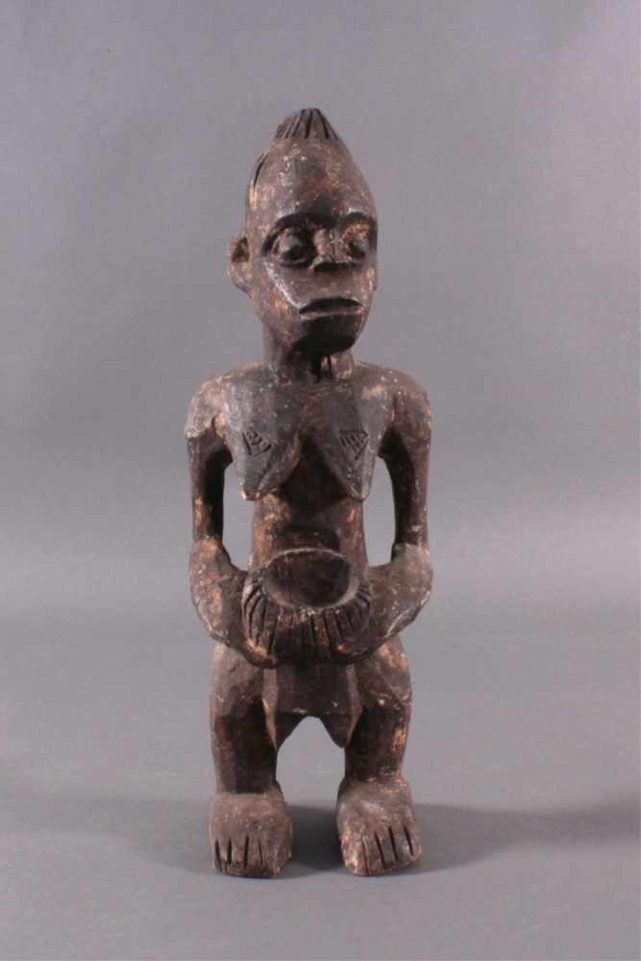 Afrikanische Skulptur mit Kalebasse, 1. Hälfte 20. Jh.,Südafrika, dunkle Patina, Frau eine Kalebasse