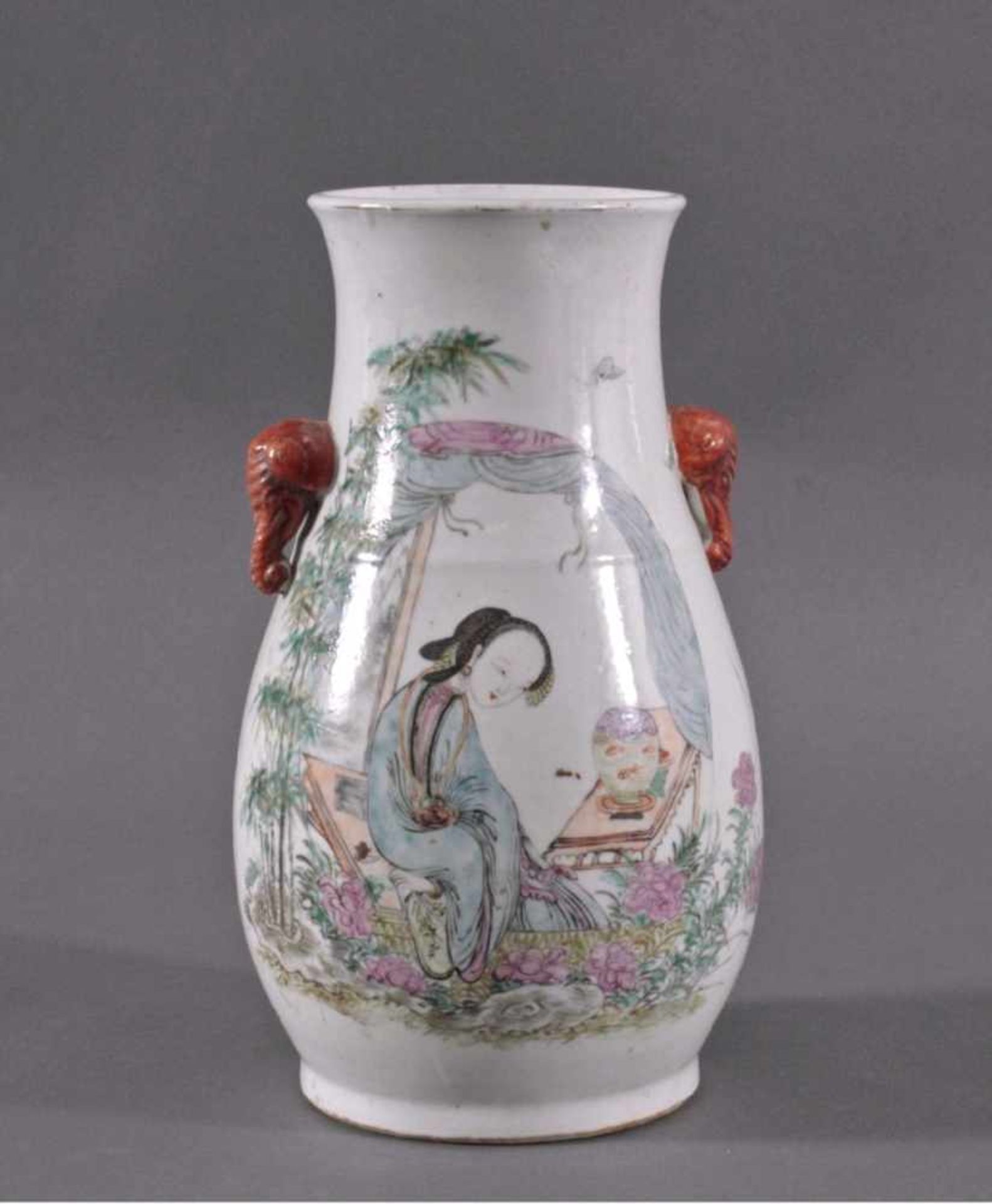 Vase in Hu-Form mit ElefantenköpfenPorzellan, birnförmiger Korpus mit idylischer