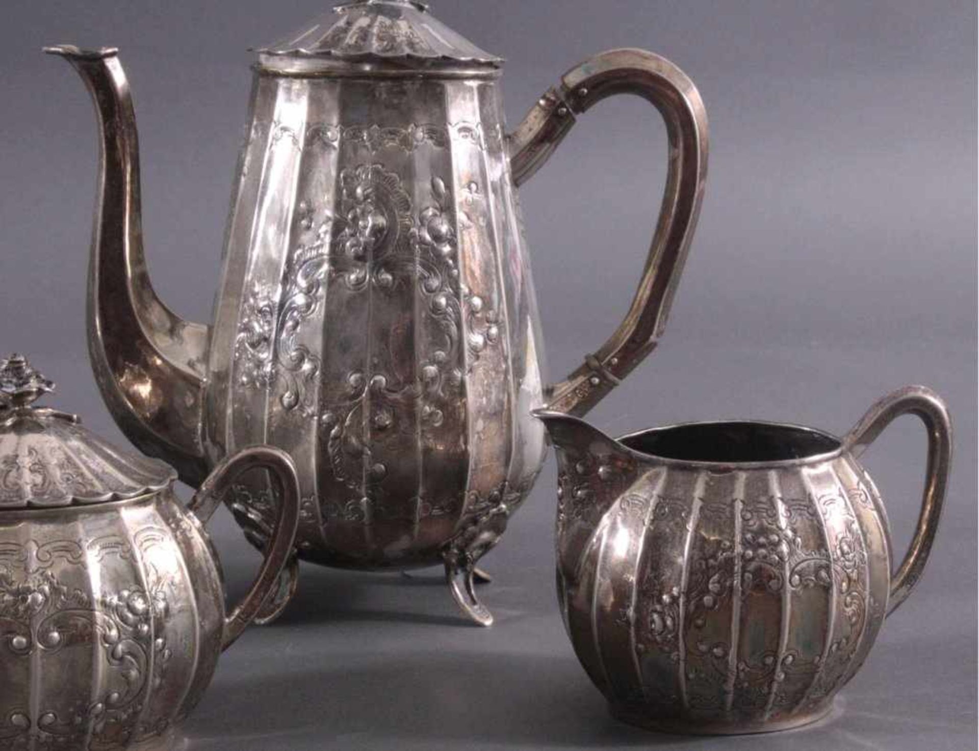 Biedermeier Kaffe- und TeekernKaffee und Teekern, 1. Hälfte des 19. Jahrhunderts,getriebenes Silber, - Image 3 of 5