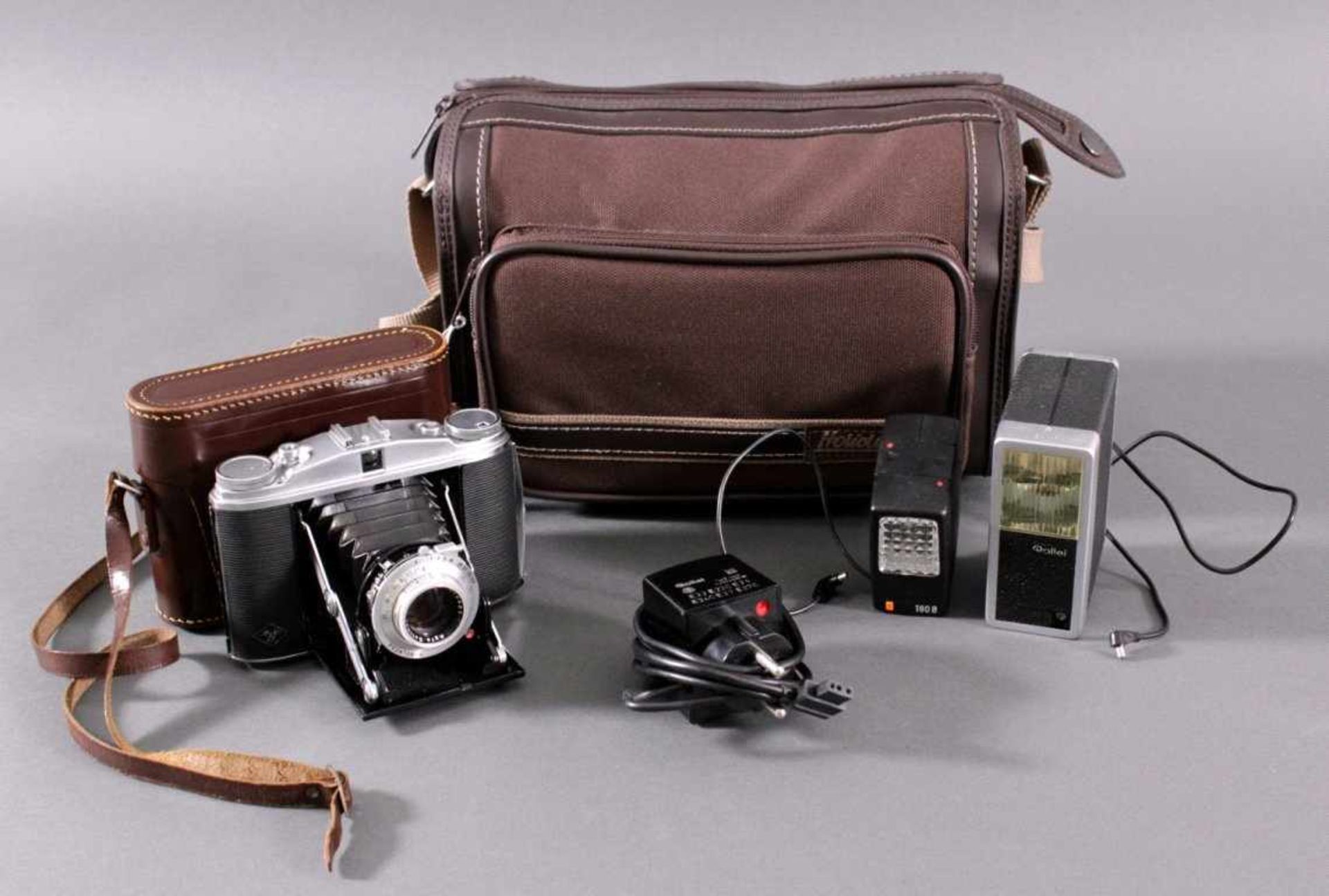 Konvolut Kameras1 Agfa Isolette II in brauner gut erhaltener Ledertasche.1 Blitz Rollei E 27 C mit