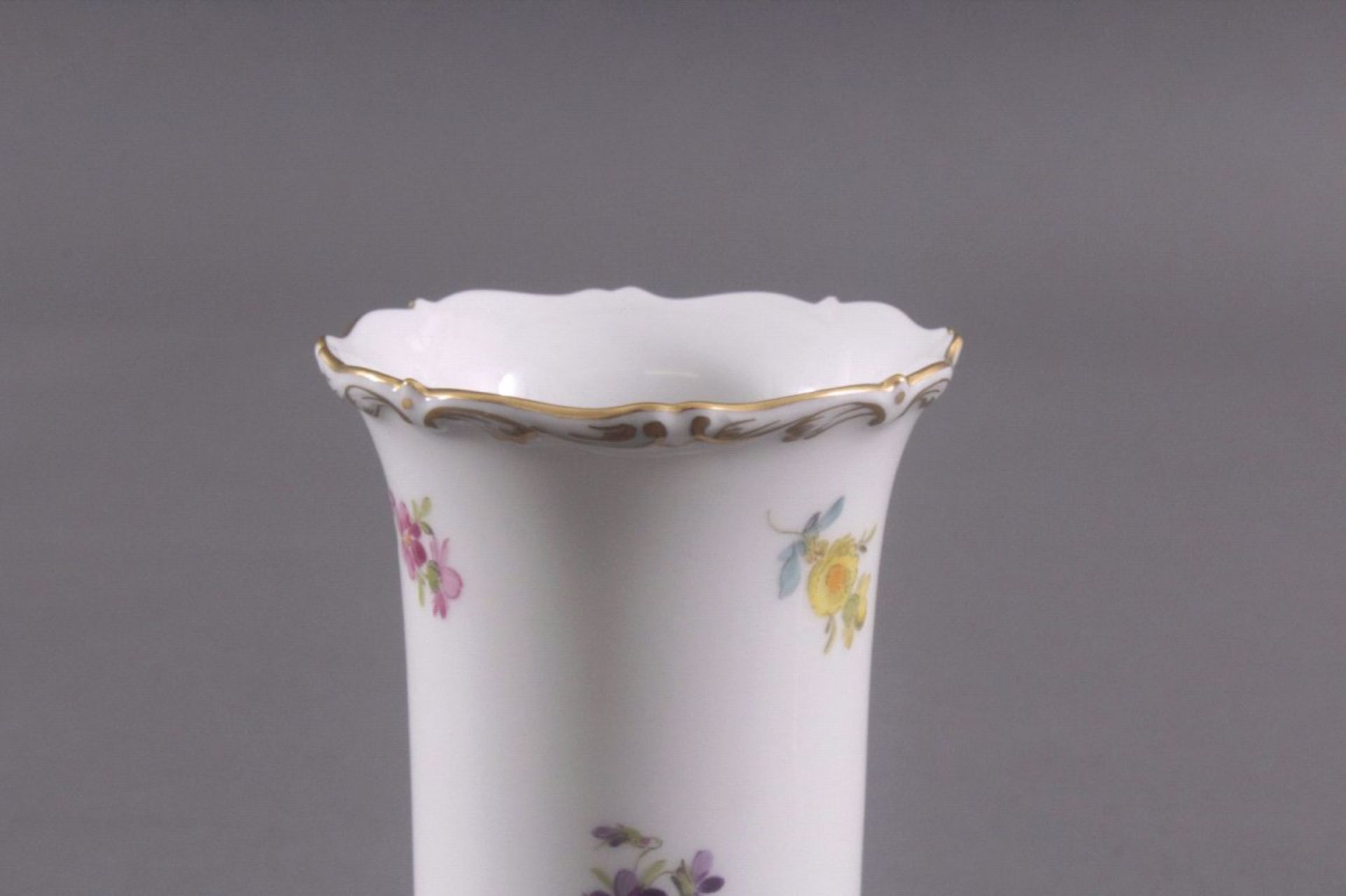 Meissen Biedermeier-Vase, I. WahlPorzellan, 20. Jh., auf runder Plinthe über vierVolutenfüßen - Bild 3 aus 3