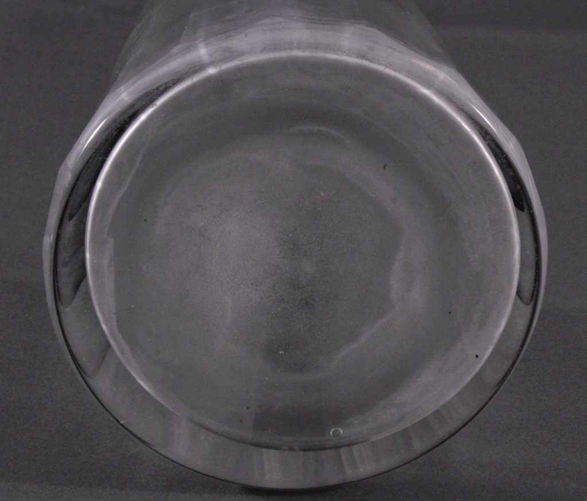 Hohe Kristall KaraffeFarblosesglas, Korpus mit facettierter Wandung und Stopfen.Stopfen, minimal - Image 4 of 4