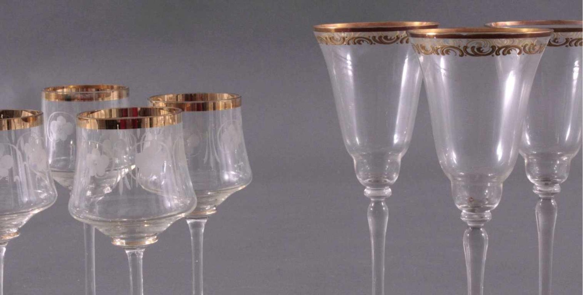 9 Trinkgläser um 1900Farbloses Glas. Fünf Gläser mit bauchiger Kuppa, Wandungenmit satinierten - Image 3 of 5