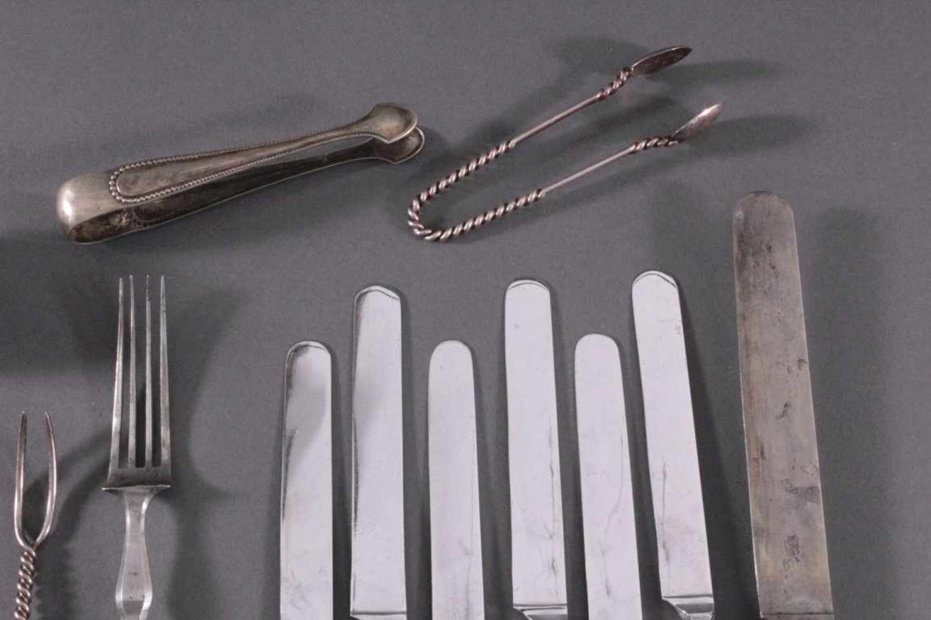 Besteck Konvolut, 13-lötig und 800er Silber7 Messer und 1 Gabel, 13-lötig. Griffe mit - Bild 4 aus 4