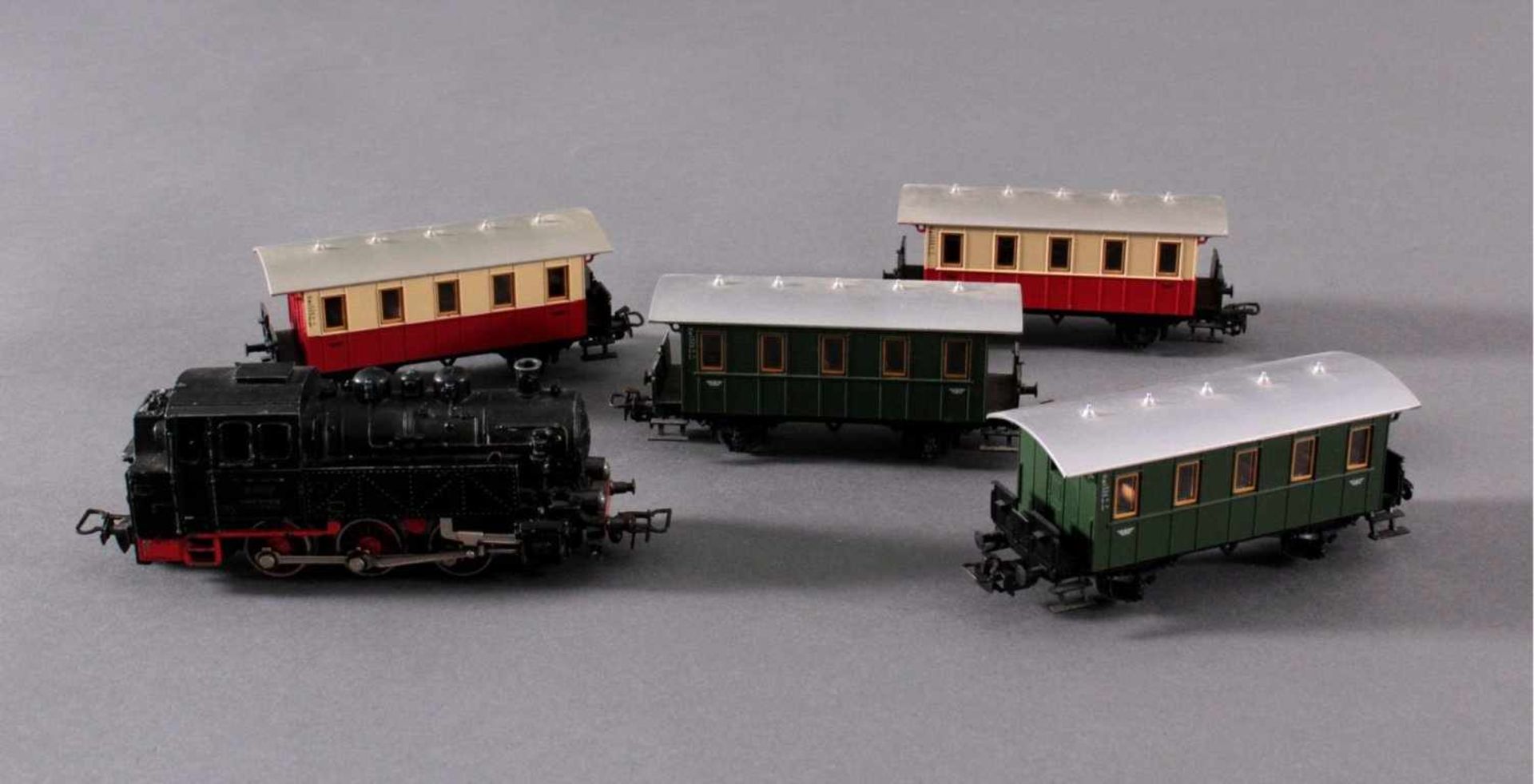 Märklin H0 Dampf-Lok TM 800 DB in schwarz mit4 Personenwaggons