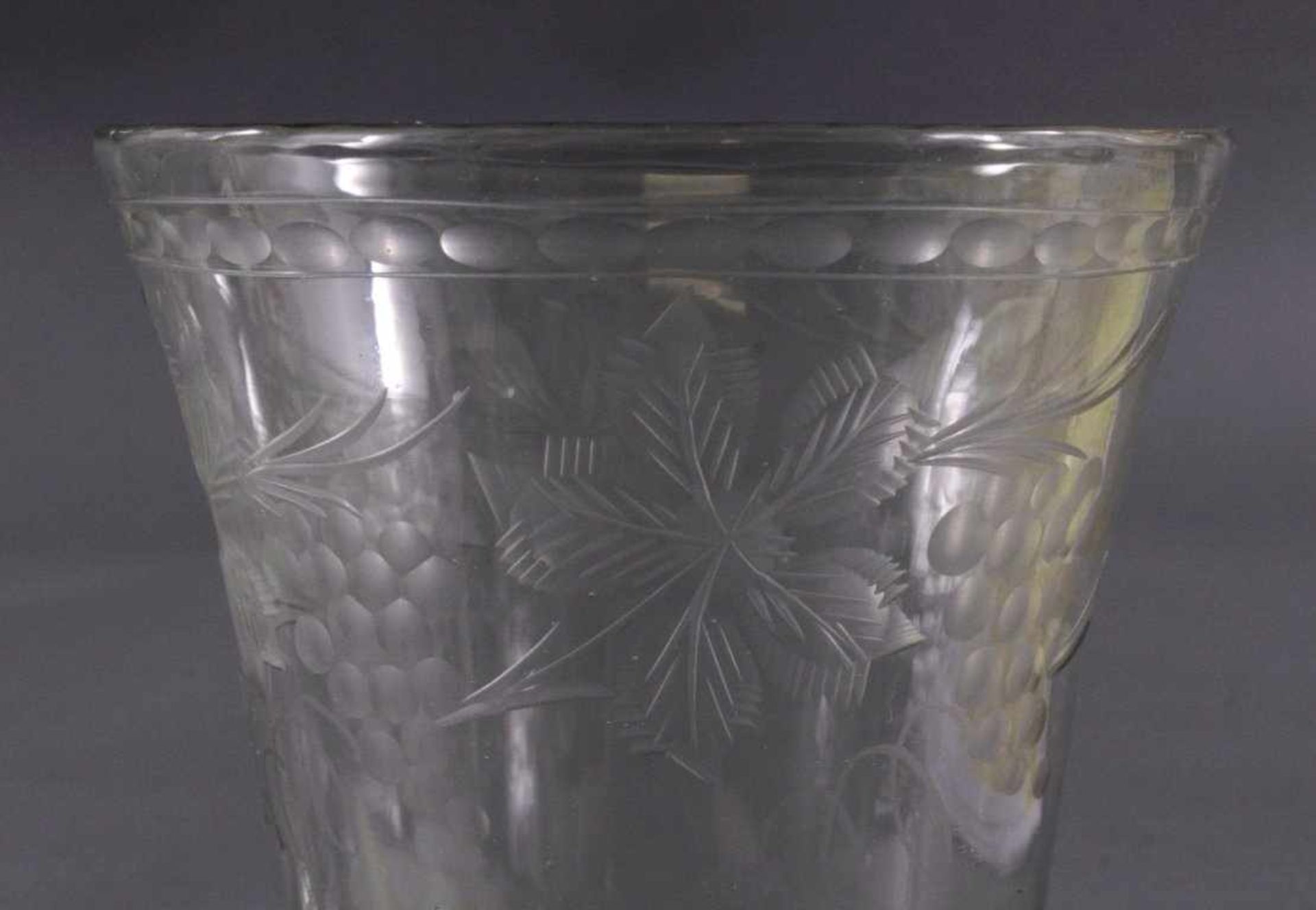 Zwei GlasvasenFarbloses Kristallglas mundgeblasen, geschnittener Boden.1x Böhmen, Nový Bor, Klarglas - Image 4 of 6