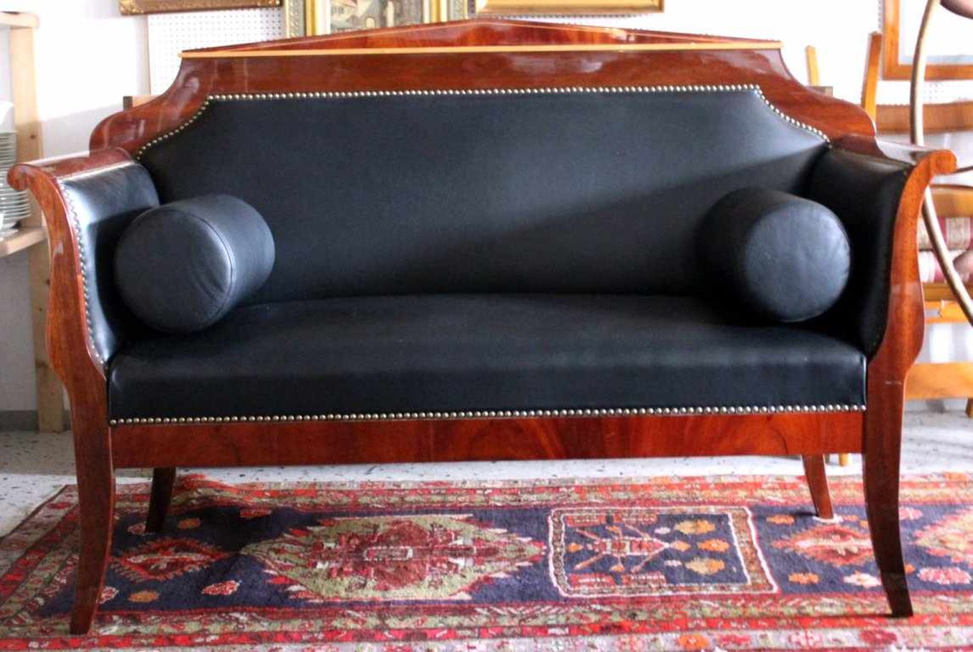 Sofa/Bank im Empire-Stil, 20. Jh.Mahagoni furniert, Lederbezug, Bandintarsien, rundeArmlehnen ca. H-