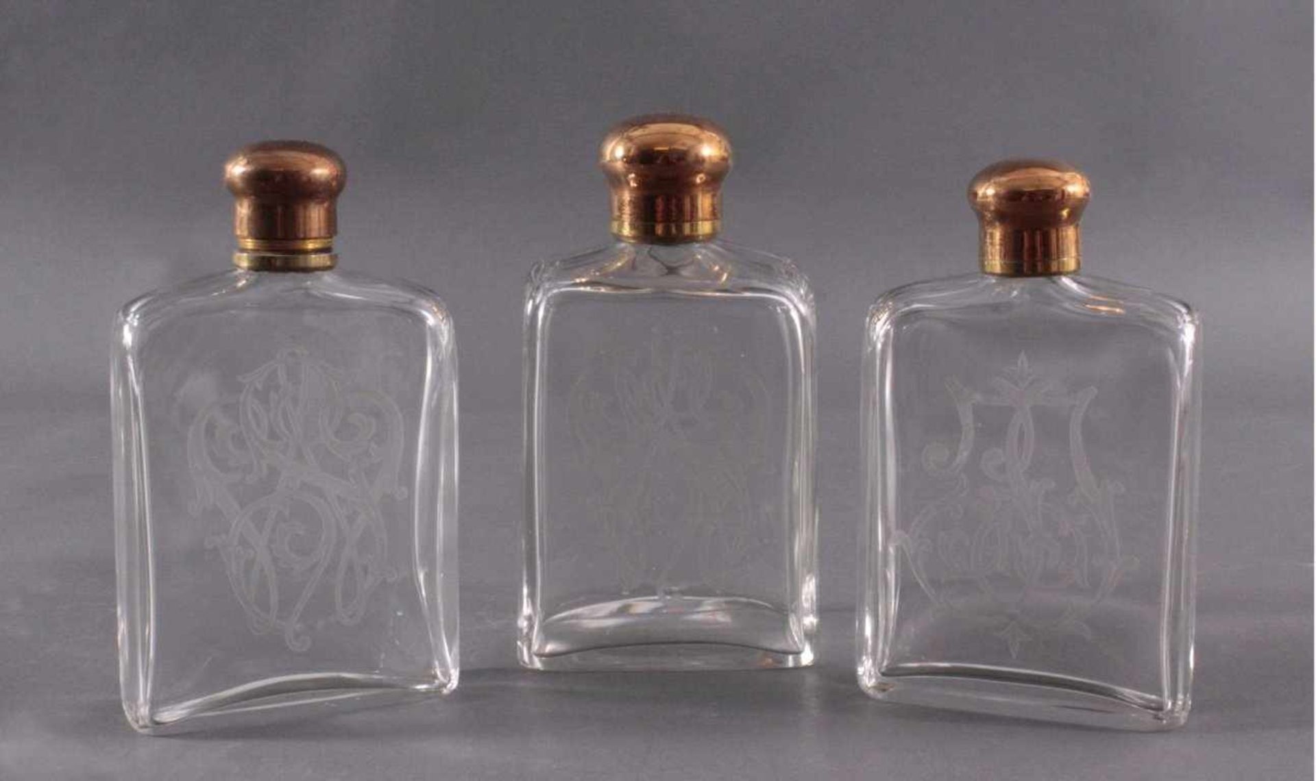 3 Vorratsgefäße aus Glas um 1900Unterschiedliche Größen, Klarglas, auf der Schauseiteverziert mit
