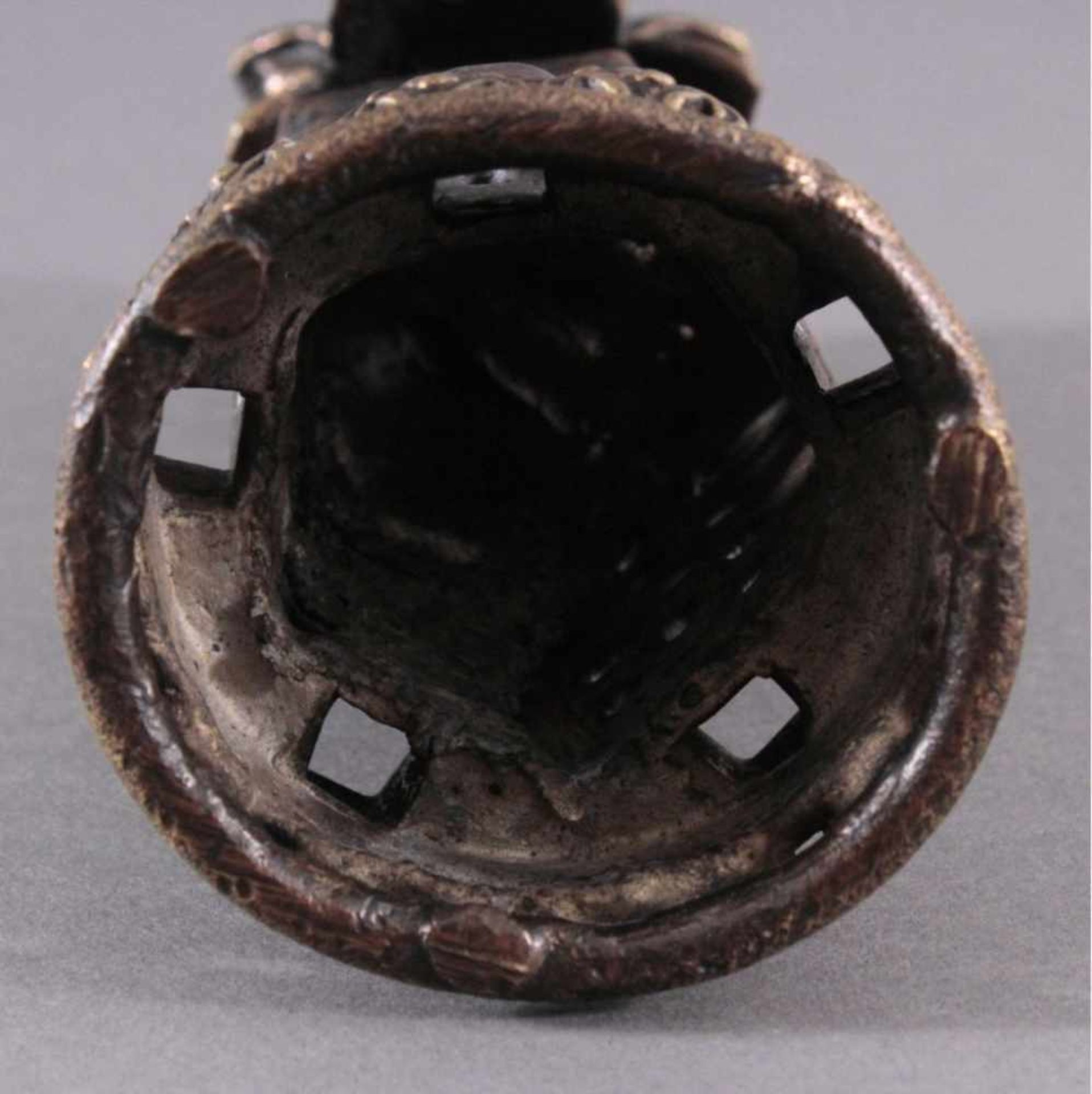 Kerzenhalter aus Bronzedunkel patiniert, mit Relief- und Durchbrucharbeit,ca. H- 15 cm - Bild 3 aus 3