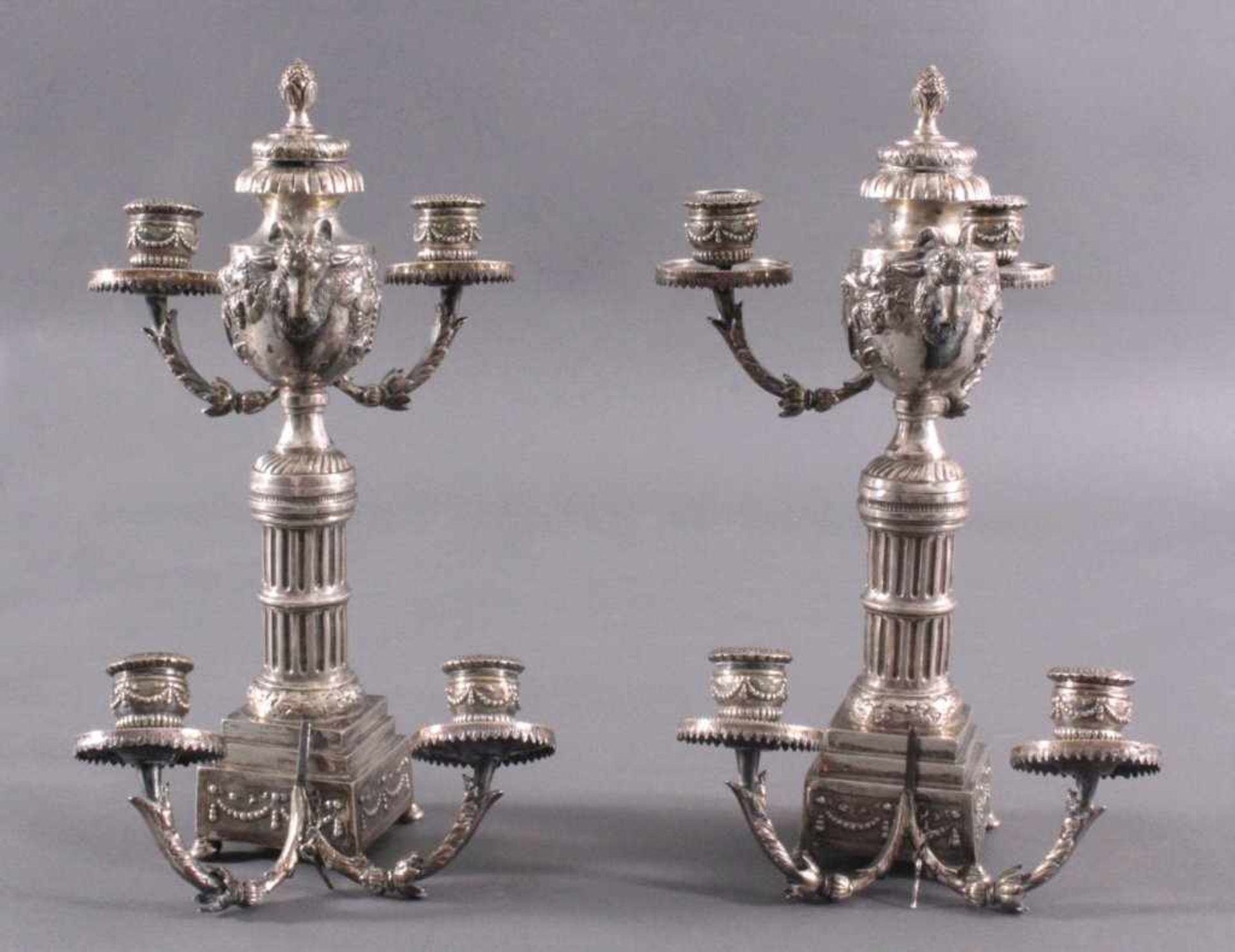 Paar silberne Empire KerzenleuchterUm 1800, auf viereckigen Sockel, getragen von vier rundenFüßen. - Image 3 of 8