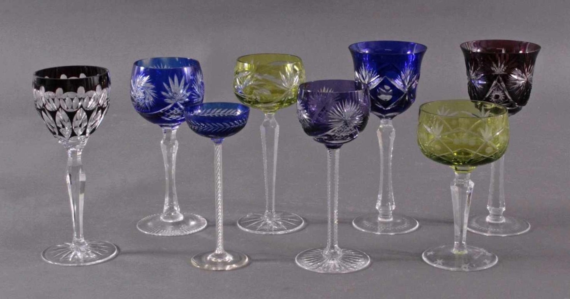 8 RömerGeschliffenes und geschnittenes Kristallglas,unterschiedliche Größen, verschiedenfarbig