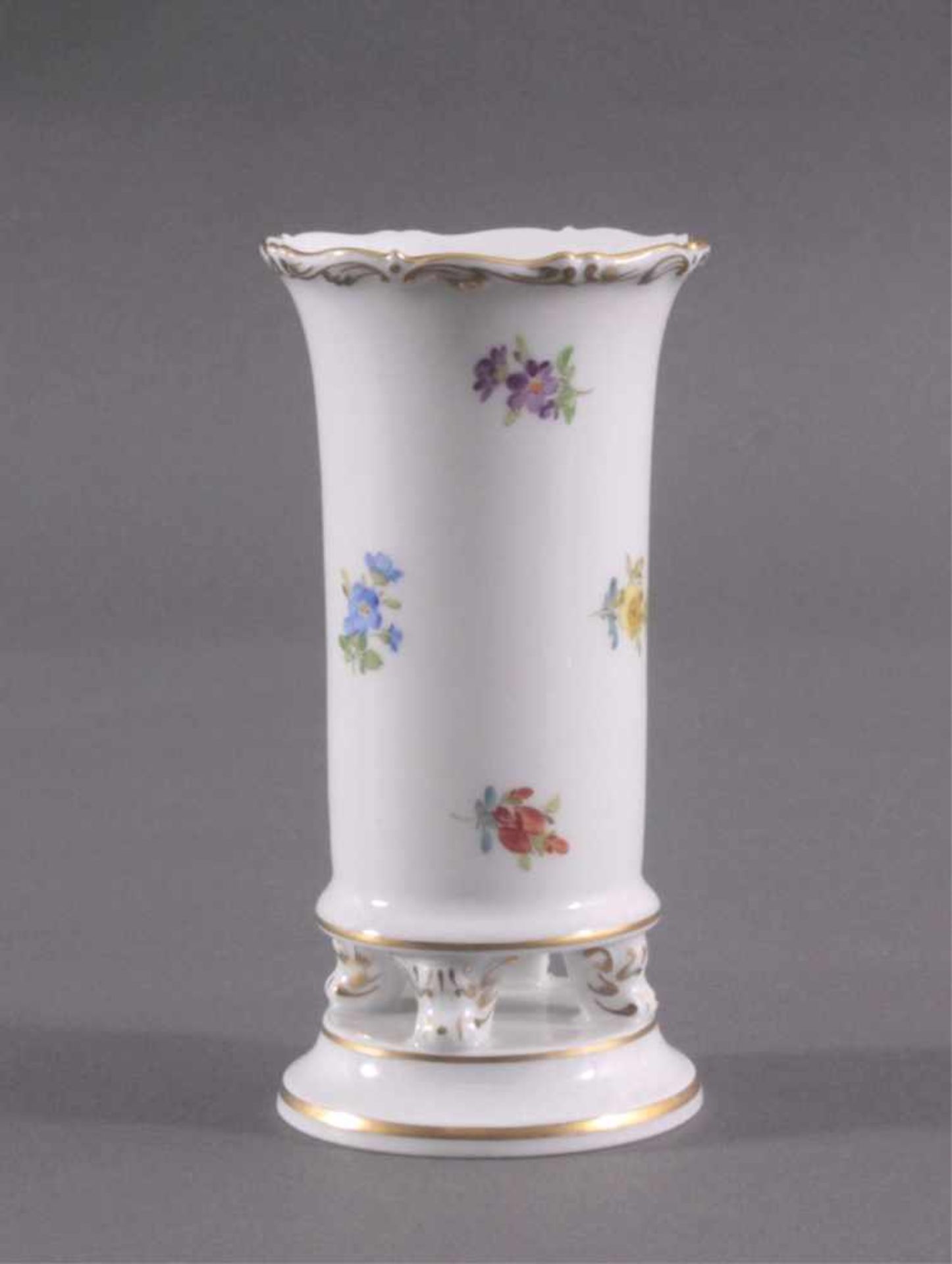 Meissen Biedermeier-Vase, I. WahlPorzellan, 20. Jh., auf runder Plinthe über vierVolutenfüßen