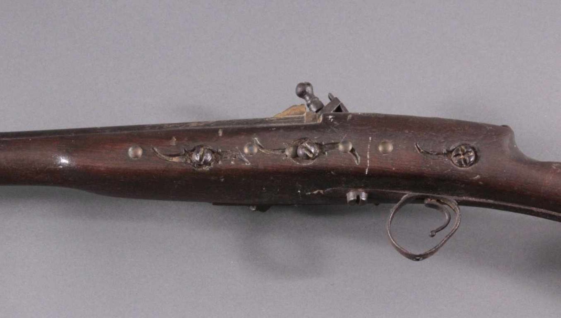 Orientalisches Steinschlossgewehr, 19. JahrhundertHolzschäftung mit gravierter, mit halben - Image 3 of 7