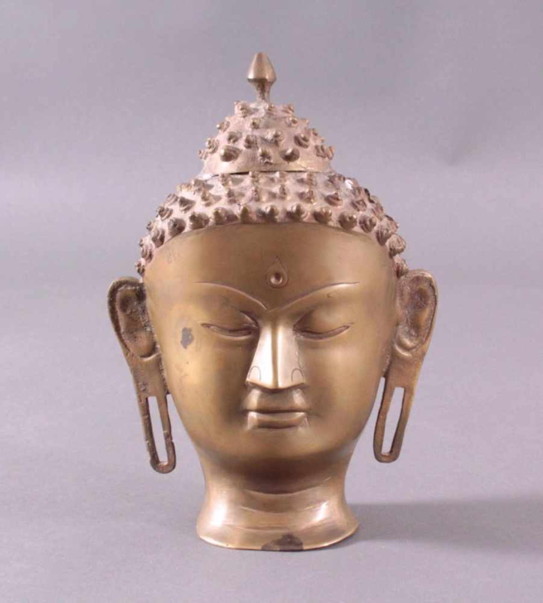 Buddha-Kopf, Bronze Thailand, 20. Jh. oder früherBronze-Hohlguss. Das Gesicht zeigt fein