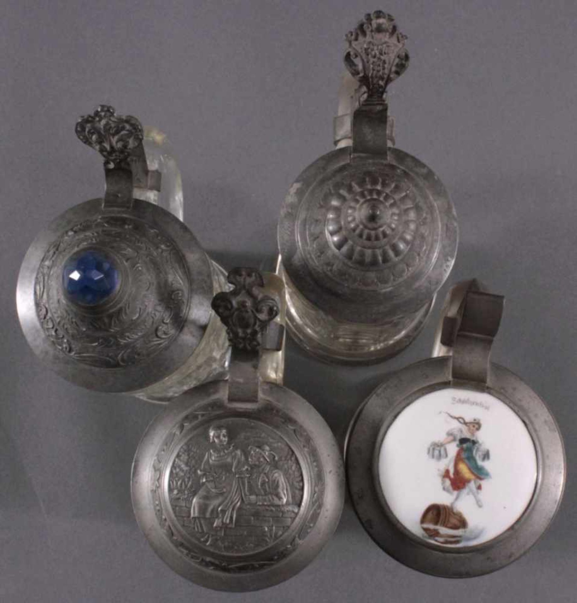 Vier Glas-Bierkrüge, 19. Jh.1x Pressglaskrug mit Zinnklappdeckel und bemaltenPorzellaneinsatz, ca. - Image 4 of 5
