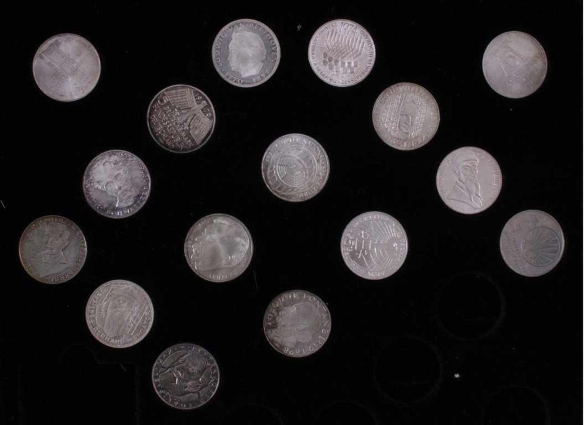 BRD Münzsammlung21x 10 DM Gedenkmünzen, mit Schatulle.49x 5 DM Gedenkmünzen ab Leibnitz, mit - Image 5 of 6