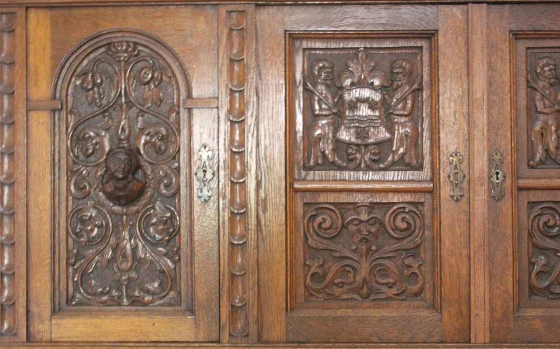 Gründerzeit-Buffet um 1890Eiche, dunkel gebeizt, 2-teilig, verziert mit plastischgeschnitzten - Bild 3 aus 5