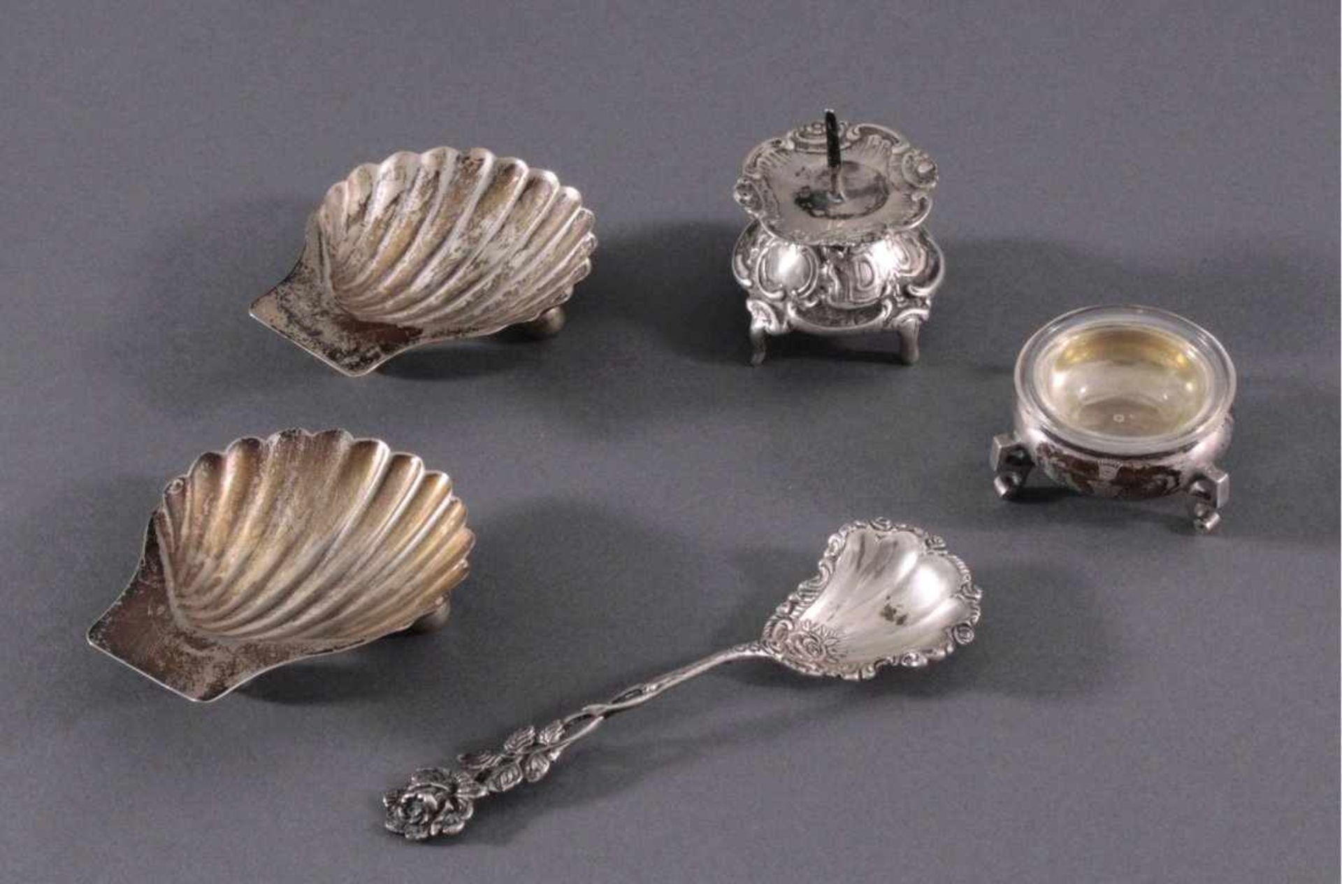 Konvolut silberne Gebrauchsgegenstände um 19002 Anbietschälchen in Muschelform auf 3 Kugelfüßen,