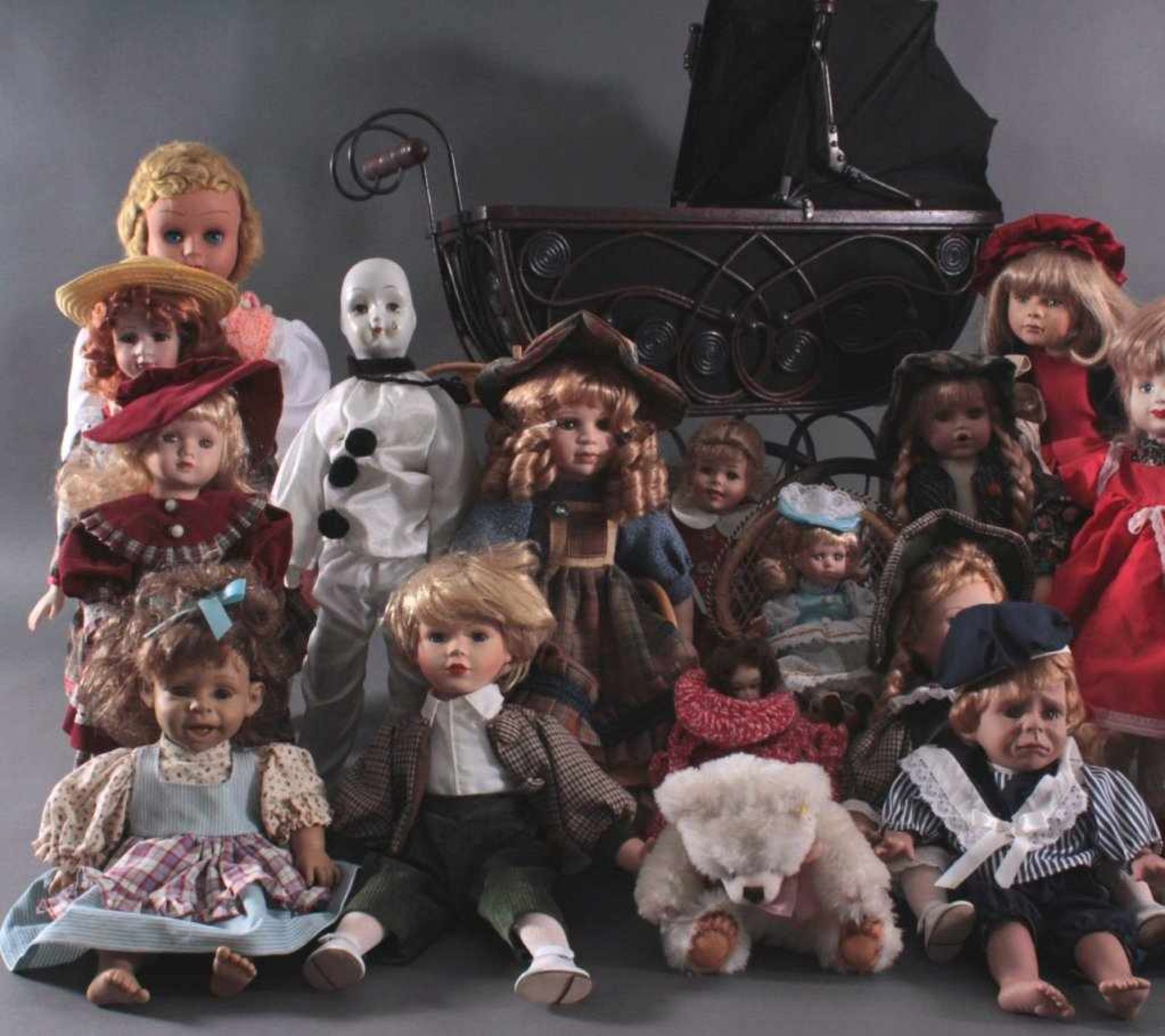 Großes Konvolut Puppen mit Kinderwagen, ca. 22 StückAus unterschiedliche Materialien wie - Bild 2 aus 3