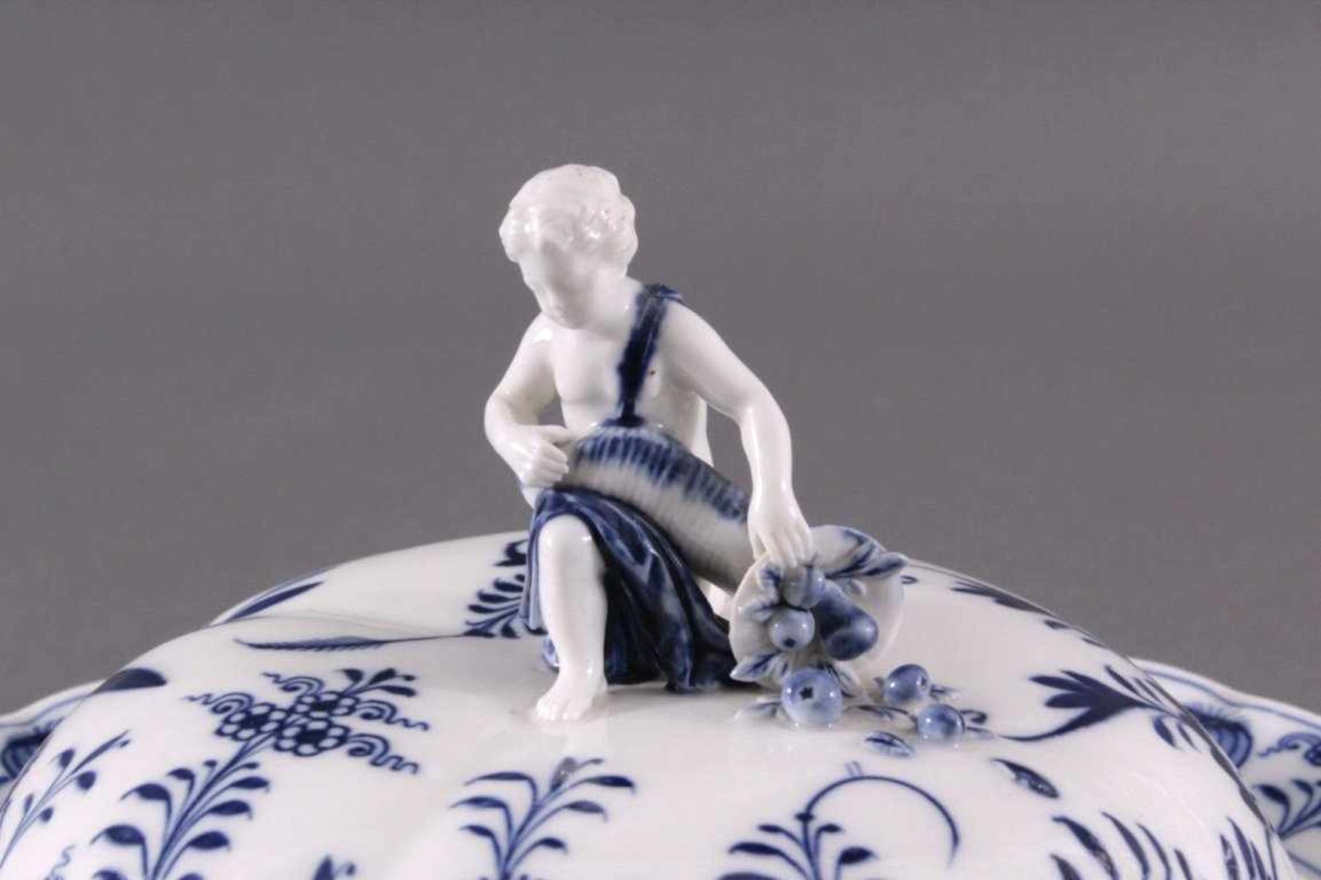 Meissen Terrine (1815-1924), I. WahlPorzellan, Zwiebelmuster. Große ovale Terrine auf ovalenStand, - Image 3 of 5